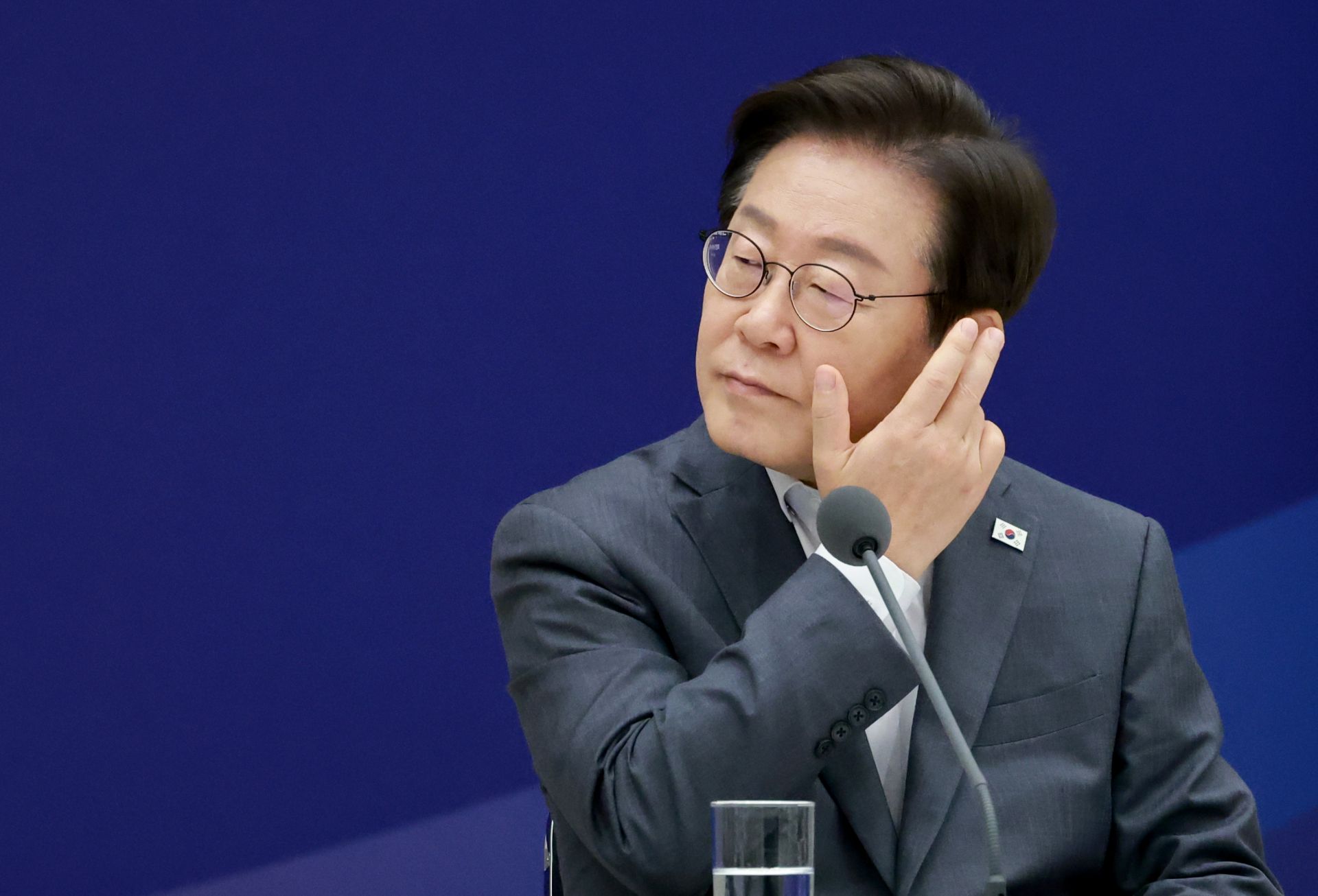 이재명 대통령이 1일 서울 용산 대통령실 청사에서 열린 전국 시도지사 간담회에서 대한민국시도지사협의회장인 유정복 인천광역시장의 발언을 들으며 생각에 잠겨 있다.  연합뉴스