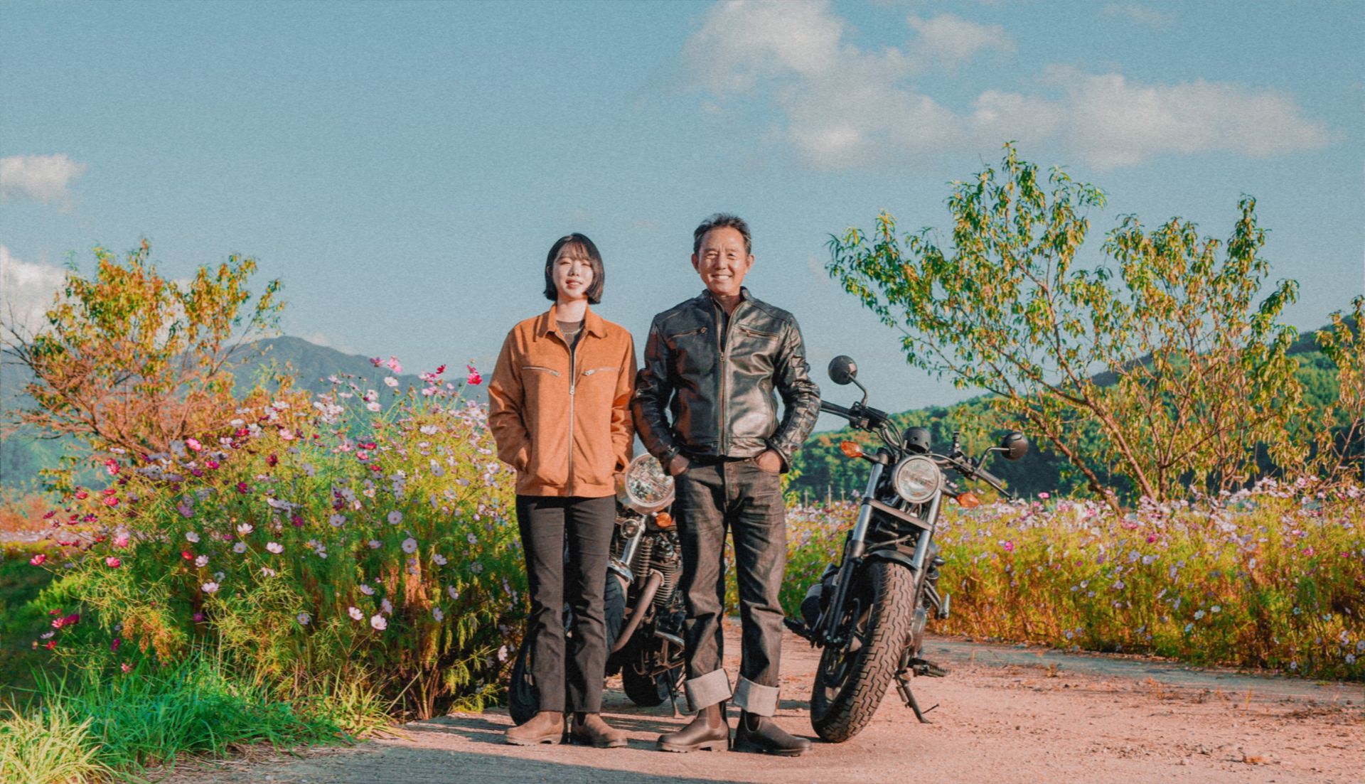 이다람 다람의욜로졸로 대표가 아버지와 함께 홍천코스모스밭 라이딩을 즐기는 모습. 카페24 제공