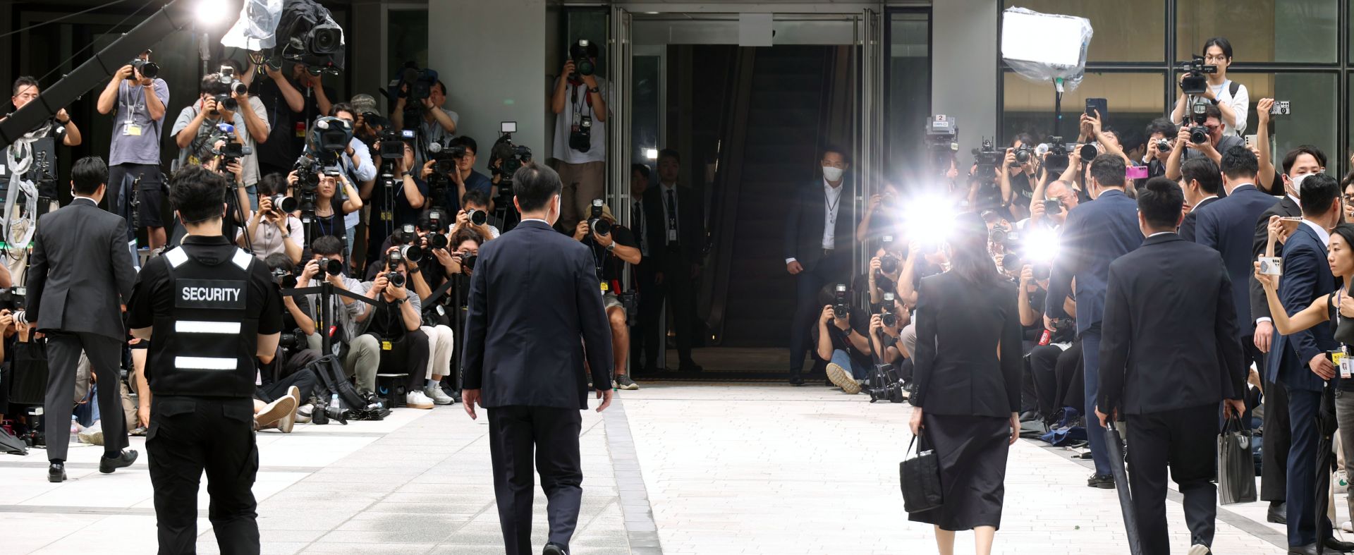 이날 장면을 기획하고 연출한 것은 특별검사팀이다.