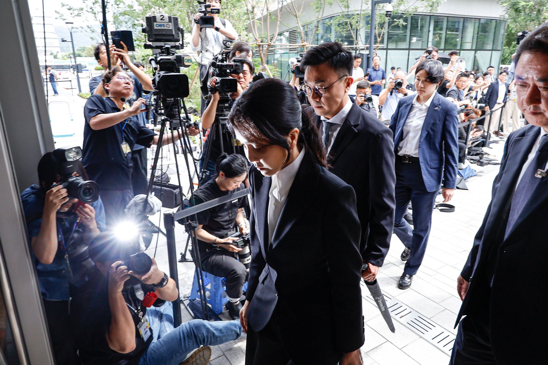 '포토라인 앞에 선 전 대통령 부인'이라는 장면은 강한 상징성이 있다.