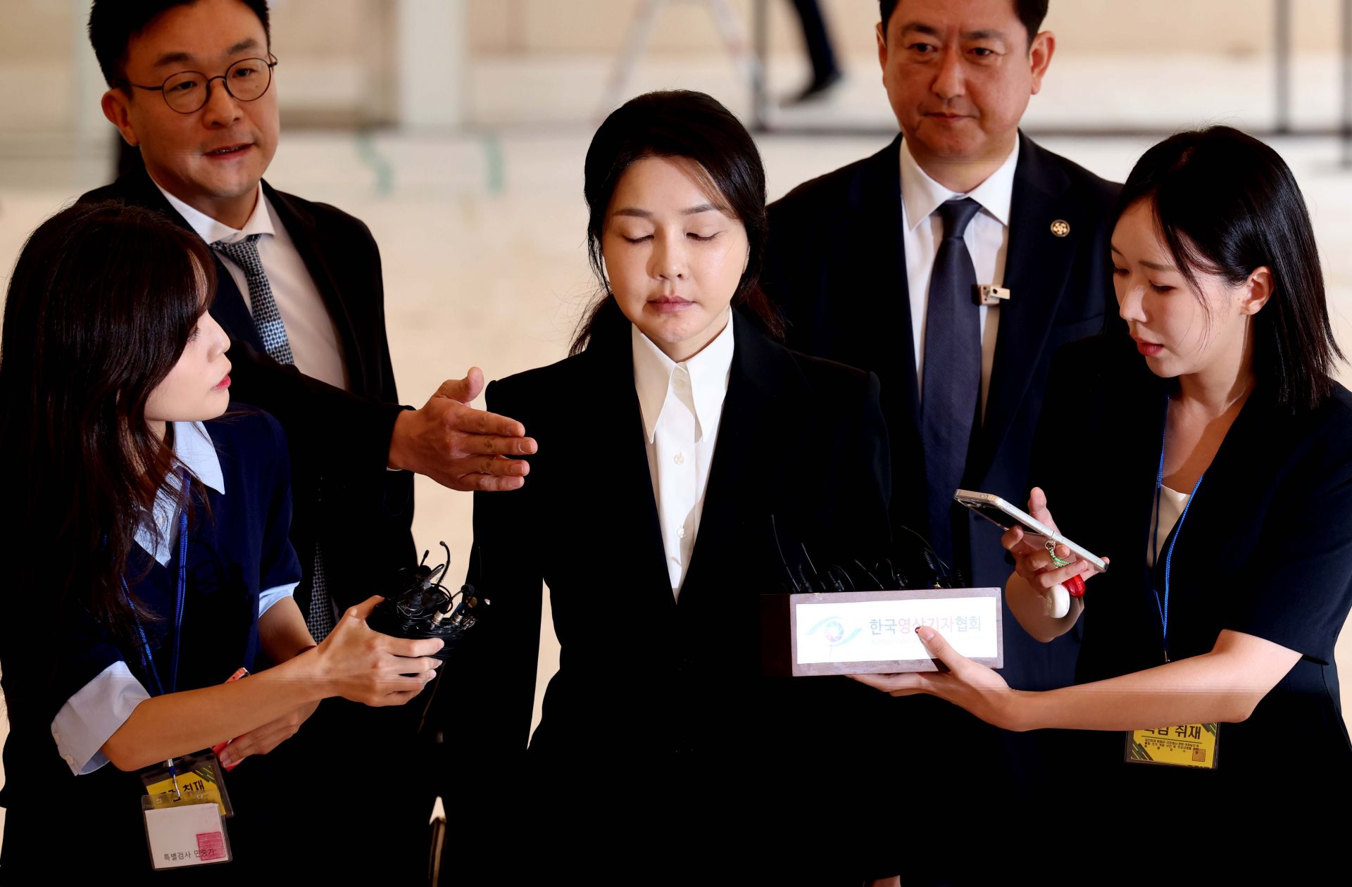 대통령 배우자를 피의자로 세우는 장면은 수사 성과를 입증하지 않아도 수사의 완결성을 부여한다.