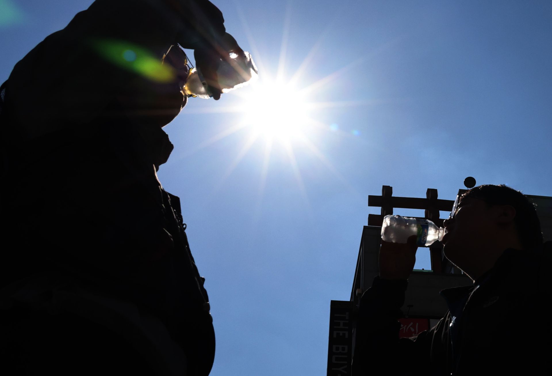 Amidst the continuous heat soaring well above 30 degrees Celsius, citizens are quenching their thirst with bottled water. Yonhap News