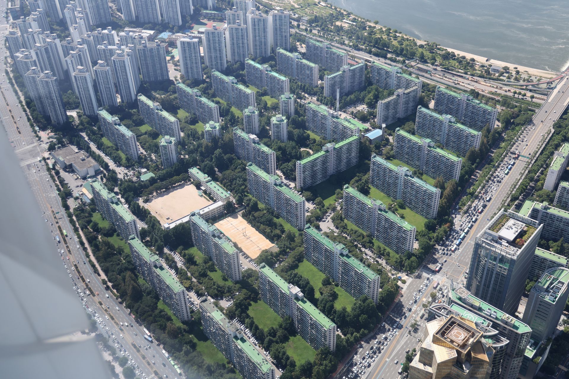 6·27 대책이 시행되며 서울 주요 지역에서는 관망세로 거래가 줄기는 했지만 신고가 거래도 이어지고 있다. 사진은 서울 송파구 잠실주공5단지. 연합뉴스