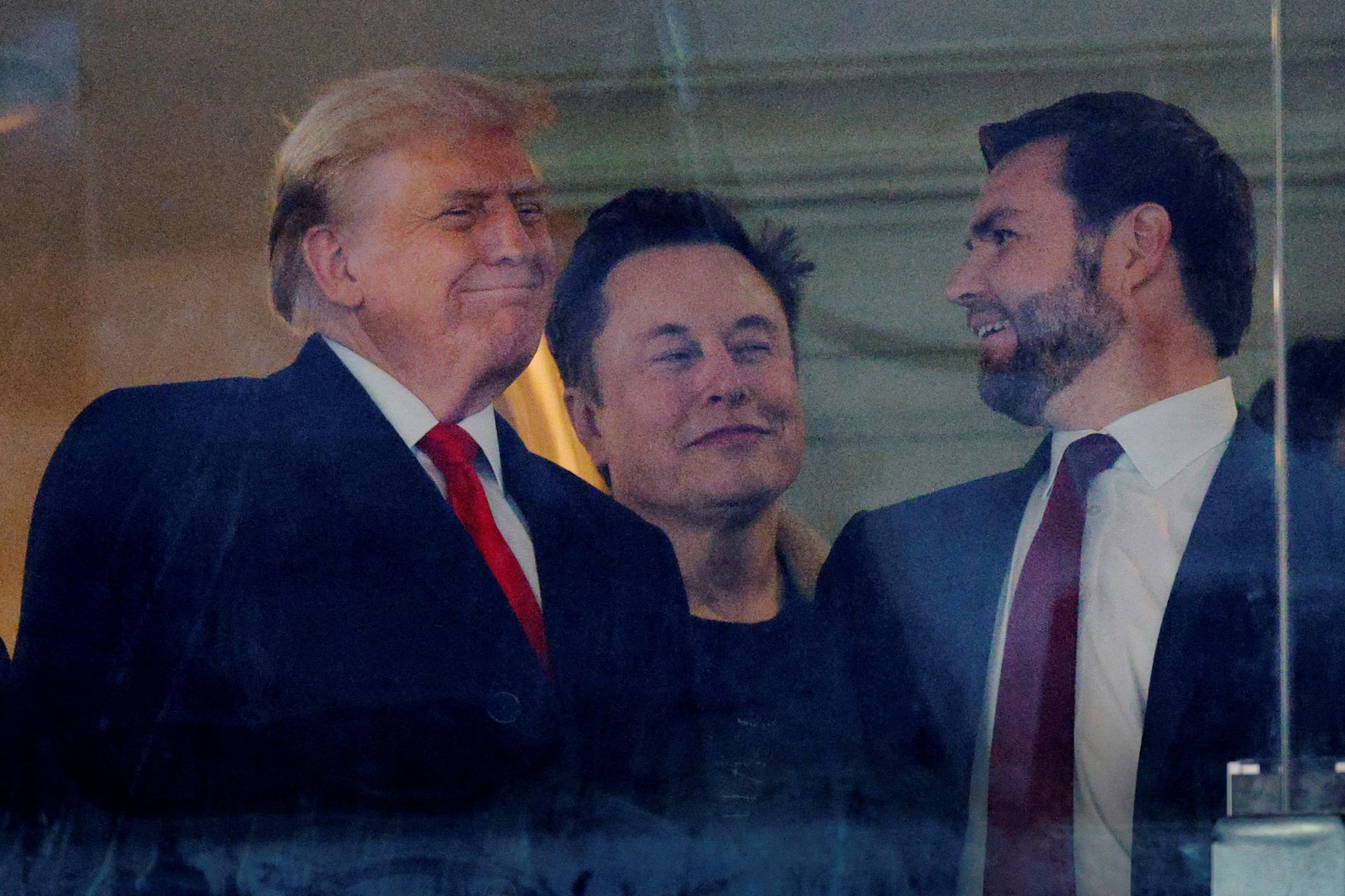 머스크 CEO는 창당을 검토하는 과정에서 MAGA(MAGA·미국을 다시 위대하게) 후계자로 거론되는 JD 밴스 부통령과 관계 유지에 상당히 주의를 기울인 것으로 전해졌다. 관계자들은 머스크 CEO가 최근 몇 주간 밴스 부통령과 계속 연락을 취했으며, 창당을 강행할 경우 밴스 부통령과 관계가 악화할 것이라고 본다고 전했다.  또 이들에 따르면 머스크 CEO는 밴스 부통령이 2028년 대선에 출마할 경우 그를 지원하는 방안에 대해 측근들과 논의했다. 머스크 CEO는 2024년 대선에서 트럼프 대통령과 공화당을 위해 약 3억달러를 썼다.  다만 머스크 CEO의 측근들은 그가 정당 창당을 공식적으로 철회한 것은 아니나, 내년 중간선거가 가까워지면 입장을 바꿀 수도 있다고 말했다.