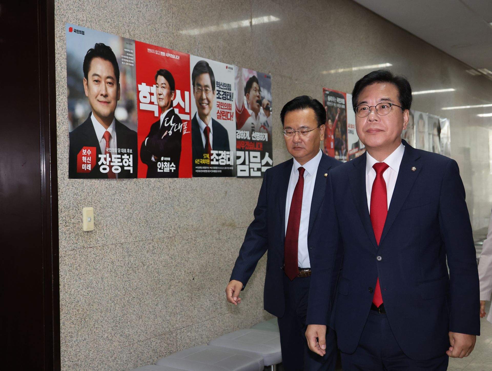 국민의힘 송언석 비상대책위원장 겸 원내대표가 22일 국회에서 열린 원내대책회의에 참석하고 있다. 2025.8.22 연합뉴스