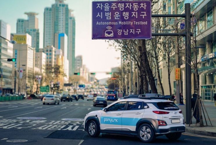 A PonyLink autonomous vehicle driving in the autonomous driving pilot zone in Gangnam-gu, Seoul. PonyLink
