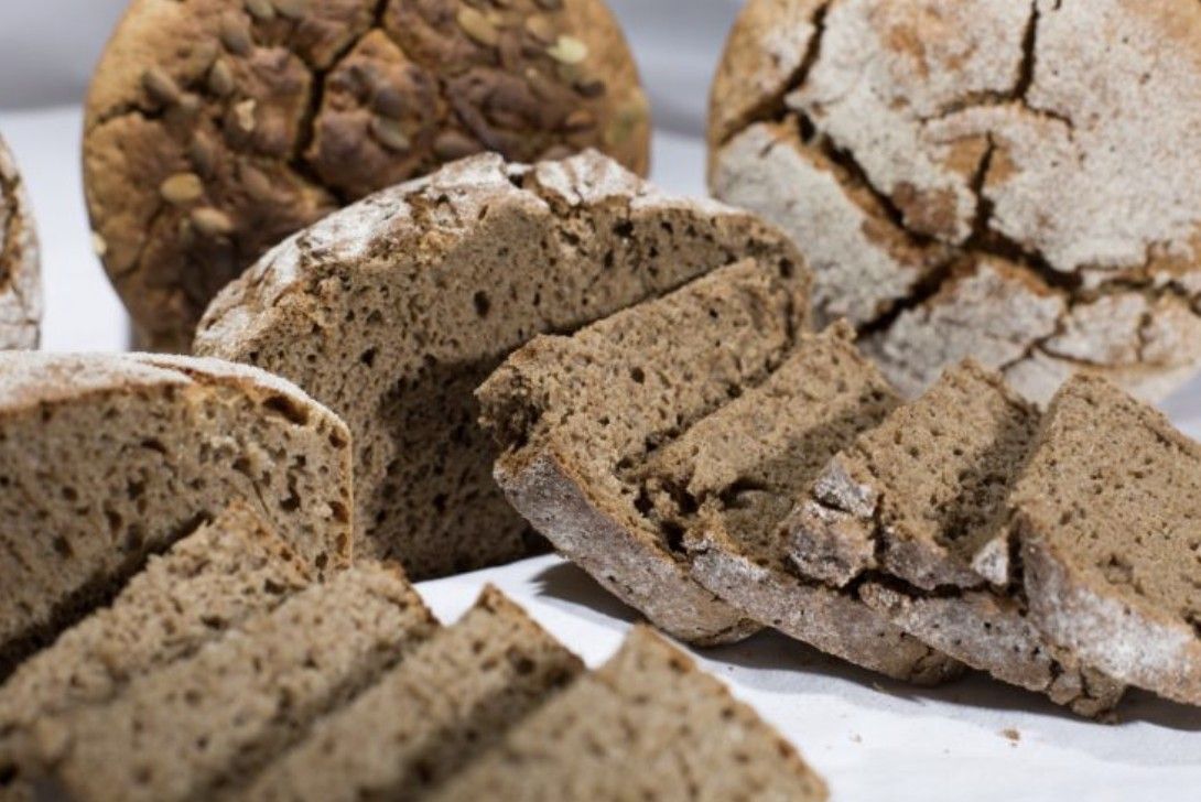 Breads marketed as 'healthy,' such as low-sugar, gluten-free, and high-protein options, have established themselves as differentiated strategic products that sell well despite their high prices, riding the trend of 'slow aging.'