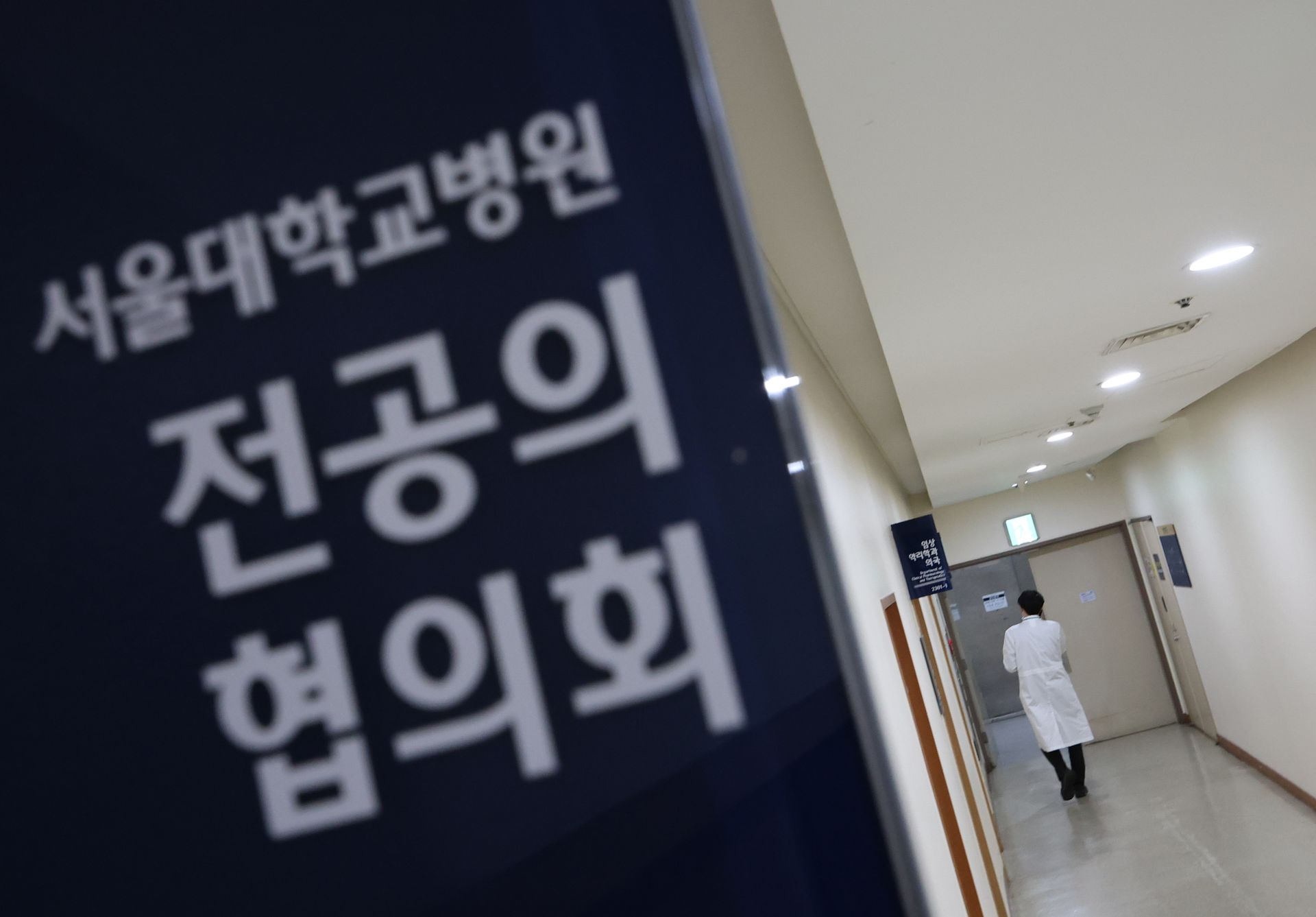 서울 '빅5' 병원의 경우 하반기 전공의 모집 지원율이 60~80%에 달했고, 각 진료과의 충원율도 대체로 70% 선을 웃도는 것으로 알려졌다. 다만 세브란스병원 응급의학과 복귀를 지원한 박단 전 대한전공의협의회 비상대책위원장이 선발 과정에서 탈락하는 등 일부 전공의는 복귀가 무산되기도 했다.