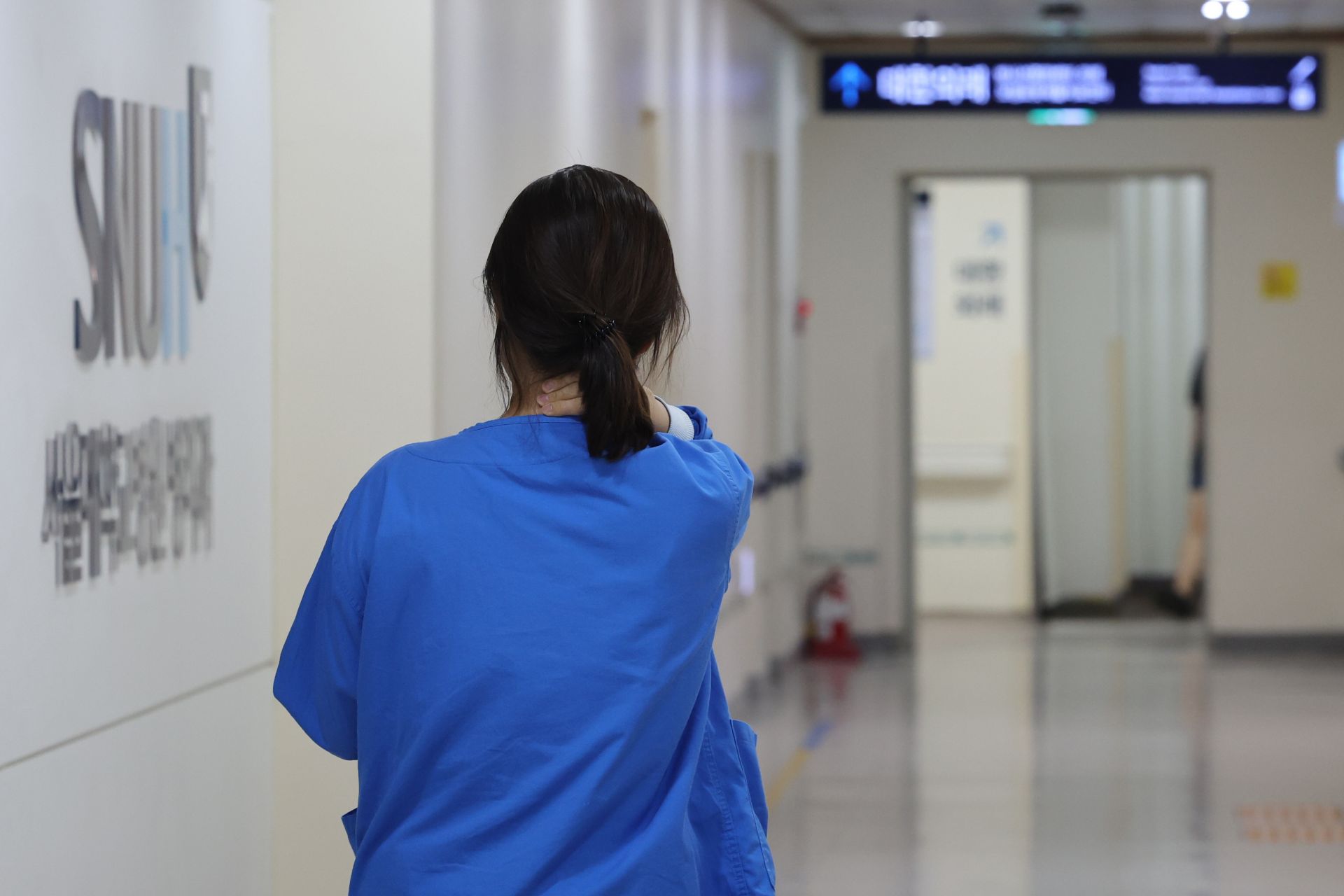 의료계 한 관계자는 "지역의 응급의학과, 소아청소년과, 산부인과 등에선 기존 전공의 중 극히 일부만 복귀한 곳도 있는 것으로 파악된다"고 말했다. 한 전공의는 "(의정 갈등 기간) 사직 전공의들이 근무했던 지역 응급실에선 새로 채용하는 의사의 급여가 2배 이상 치솟았다"며 "수련에 복귀하지 않은 응급의학과 전공의들에게 여러 병원에서 연락이 와 내년 3월까지 근무하는 조건으로 이전보다 더 많은 급여를 제시하고 있다"고 귀띔했다.