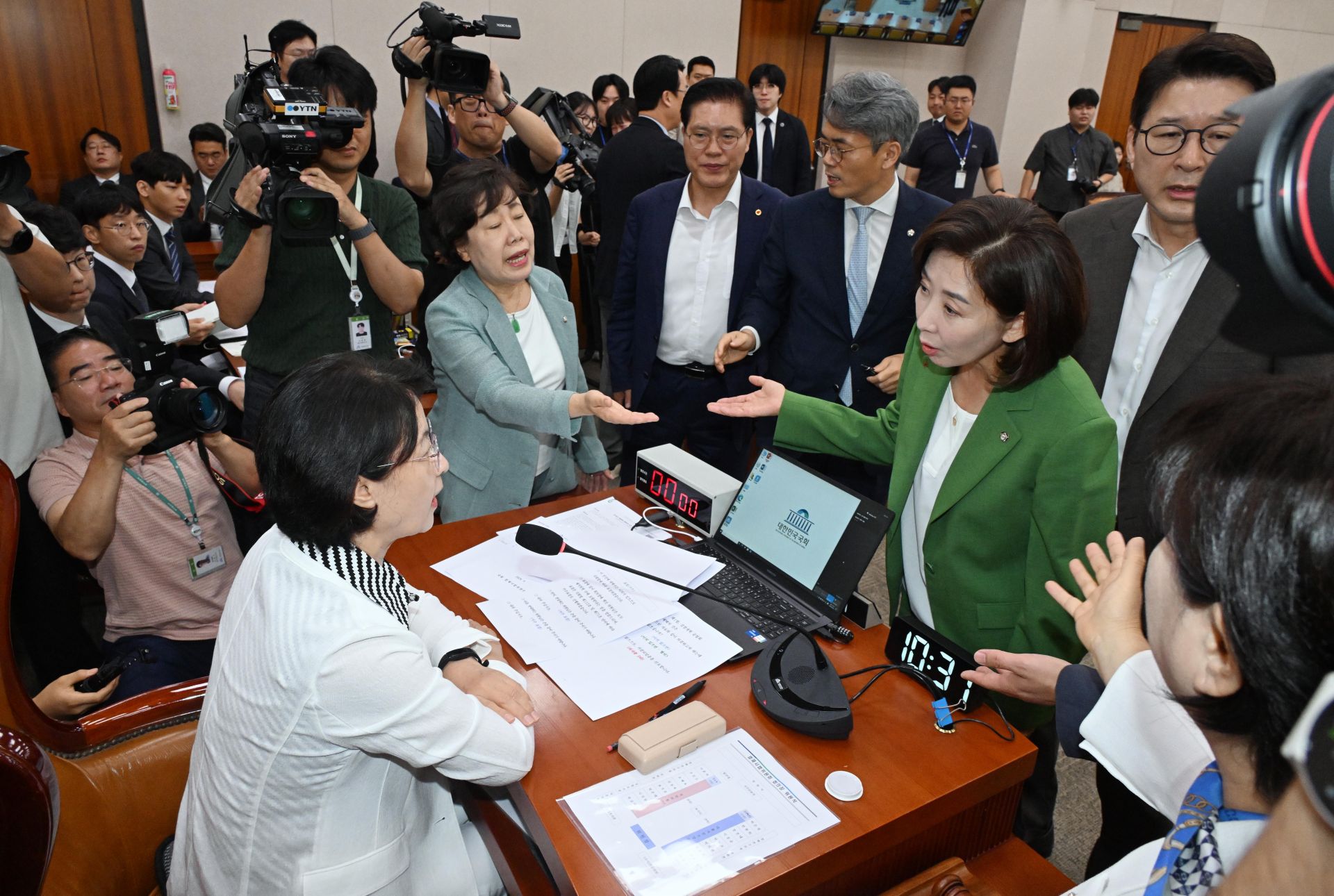 2일 국회에서 열린 법제사법위원회 전체회의에서 나경원 국민의힘 의원 등이 추미애 위원장의 회의 진행 방식에 항의하며 더불어민주당 의원들과 언쟁하고 있다. 2025.9.2 김현민 기자
