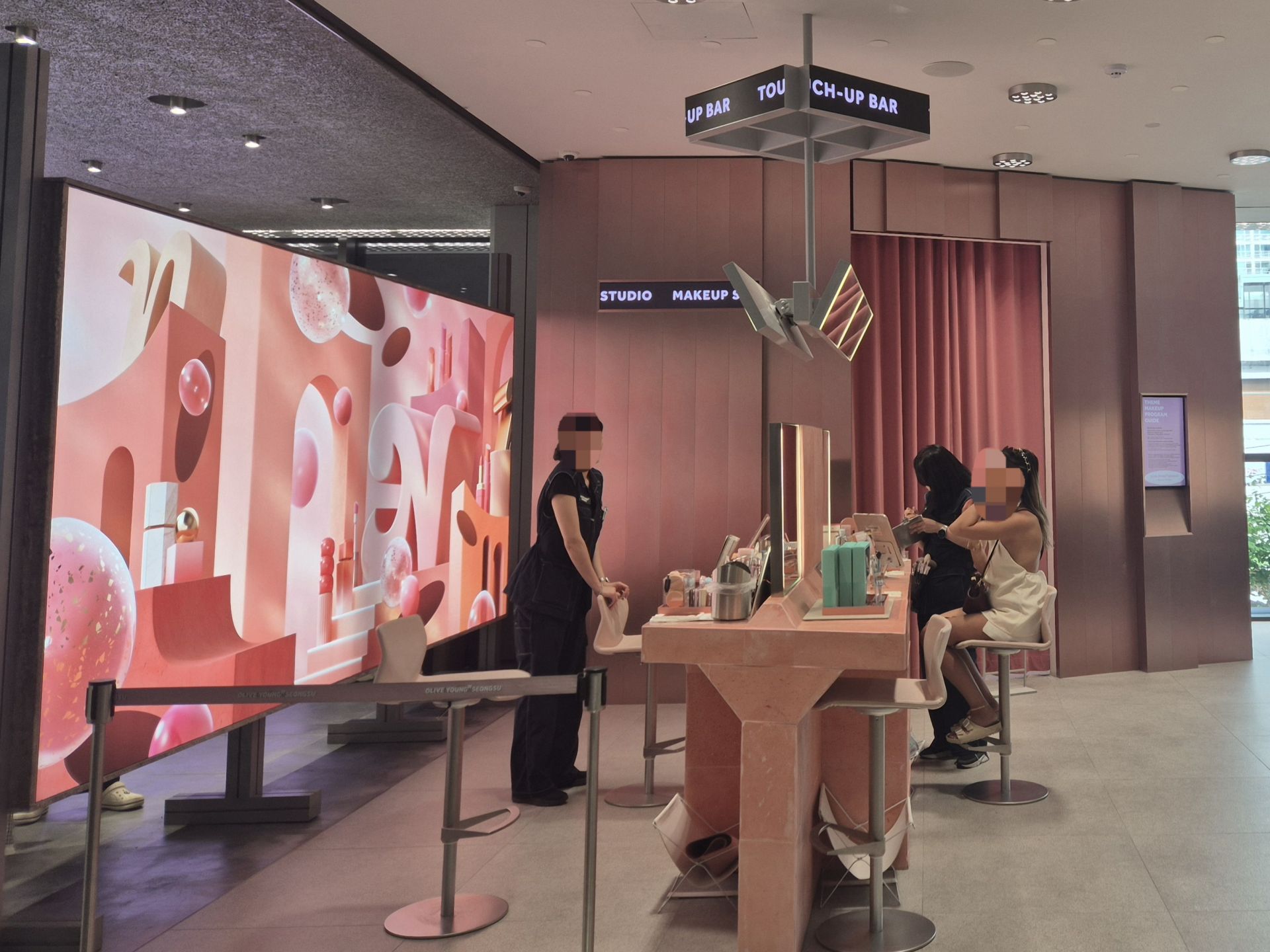 Foreigners experiencing makeup at the N Seongsu store  Word of mouth overseas has spread, with an average daily visitor count reaching 8,000 to 10,000.