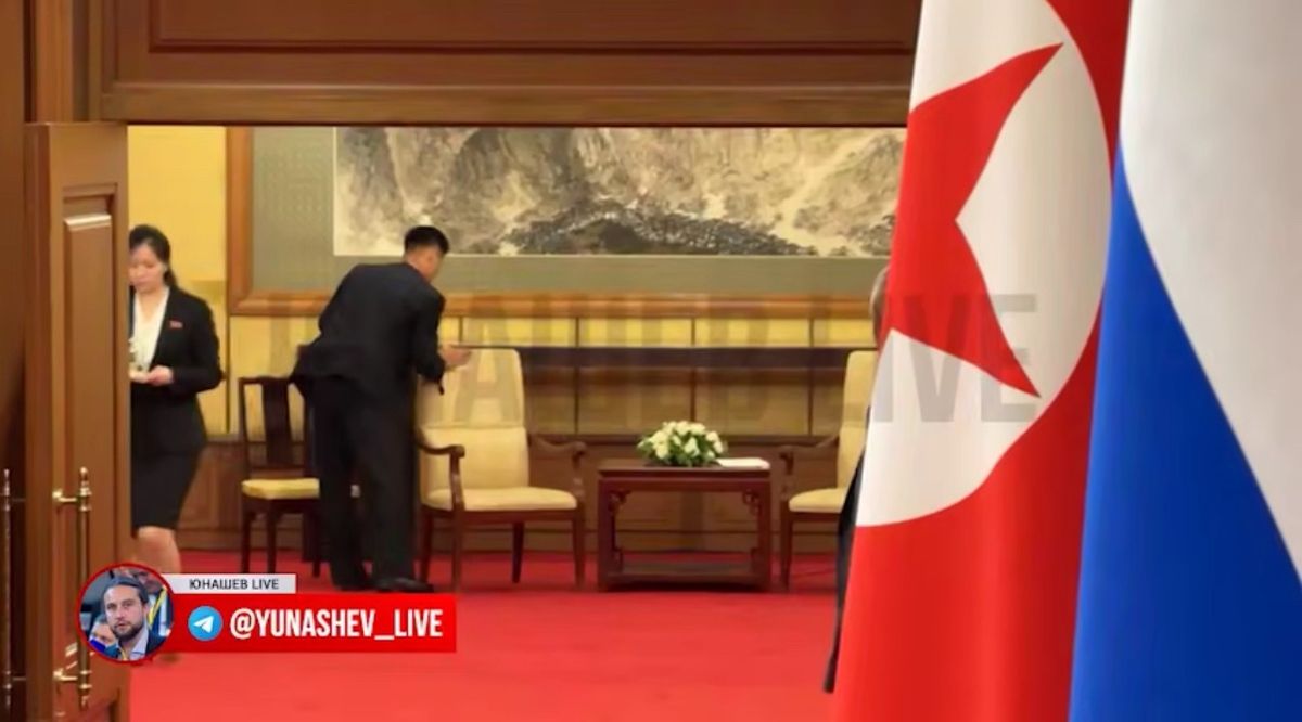 김정은 위원장이 앉았던 의자를 닦는 북한 수행원의 모습. 러시아 기자 유나셰프 텔레그램