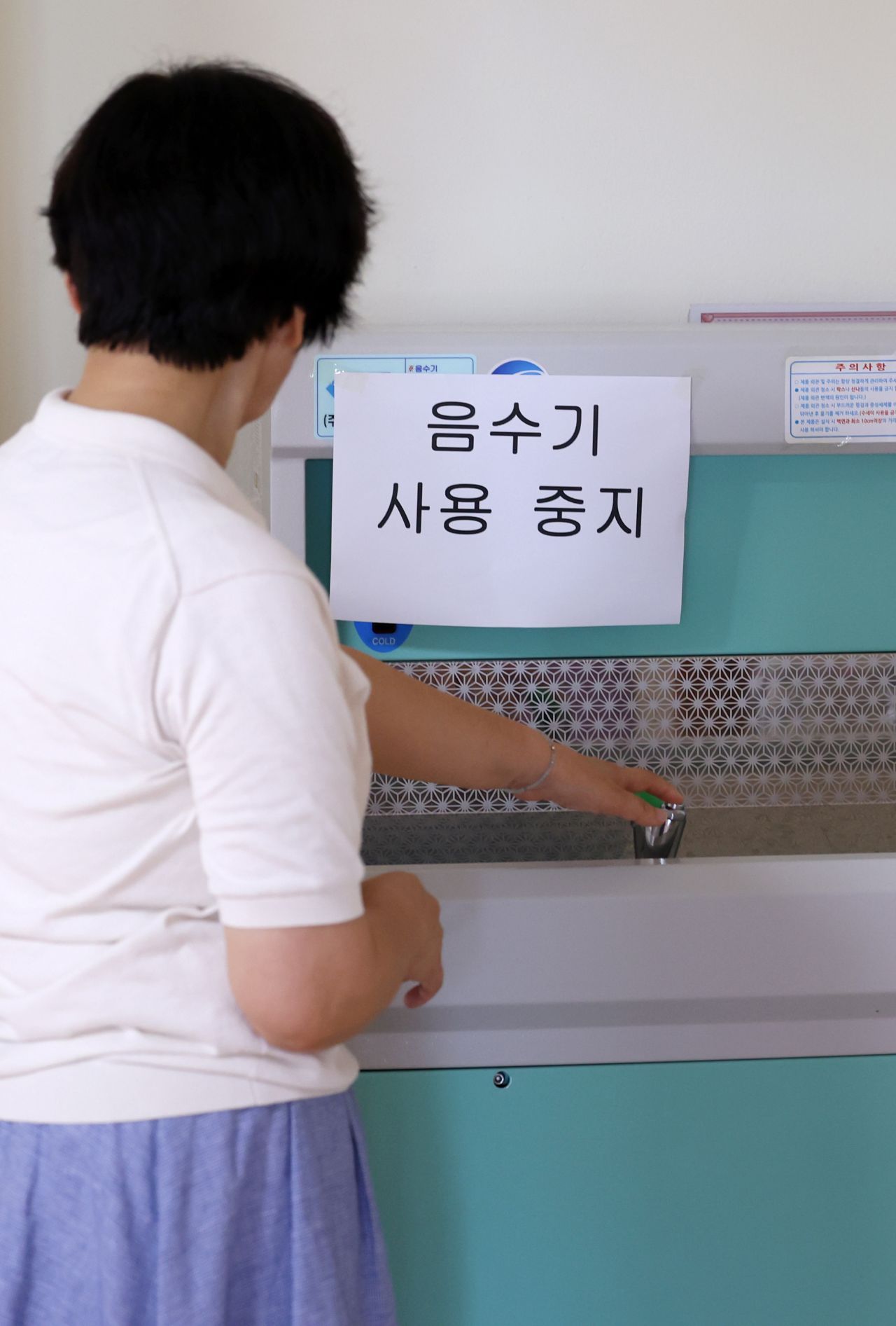 Large-scale accommodation and apartments face water supply restrictions Supply cut off for 123 users with water tanks Nearly half of households enduring water outage inconvenience City: "Mobilizing all resources to secure domestic water supply"