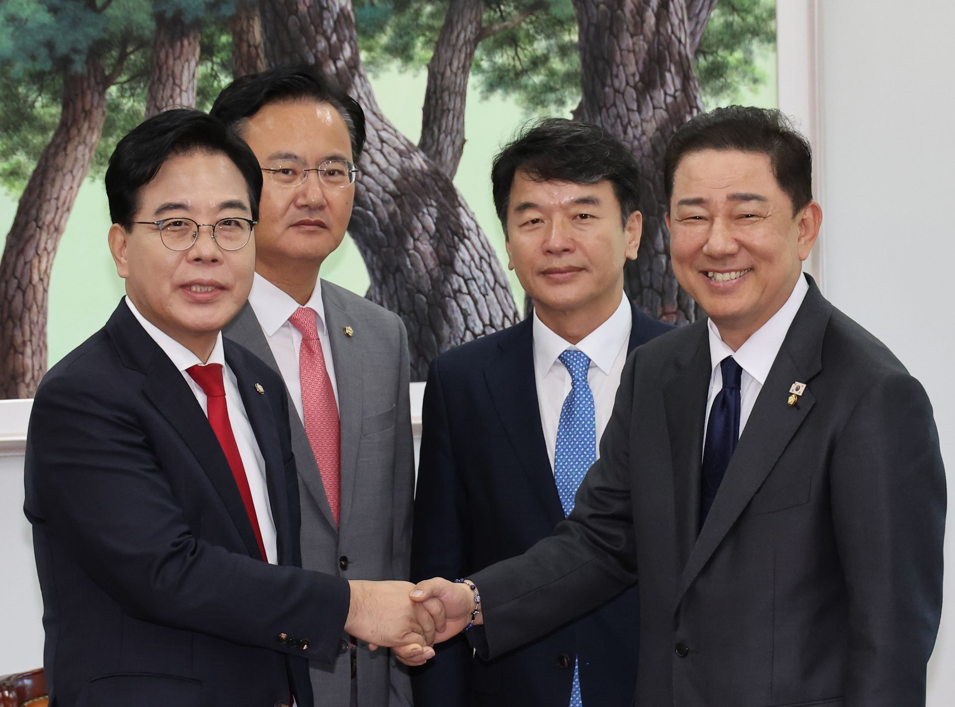 더불어민주당 김병기 원내대표, 국민의힘 송언석 원내대표가 10일 서울 여의도 국회에서 회동을 갖고 있다. 2025.9.10 연합뉴스