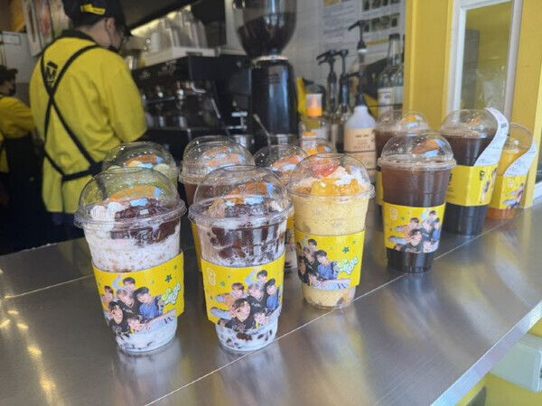 This fall season, the baton has been passed to the 'Yogurt Gelato Choco Berry Mix.' Priced reasonably at 3,900 won, it features yogurt gelato topped with three types of berries, granola, choco rings, and choco shell, showcasing the 'small but rich' concept. Reflecting customer demands, a modified version including cereal from the red bean shaved ice has also been introduced, expanding the range of choices.