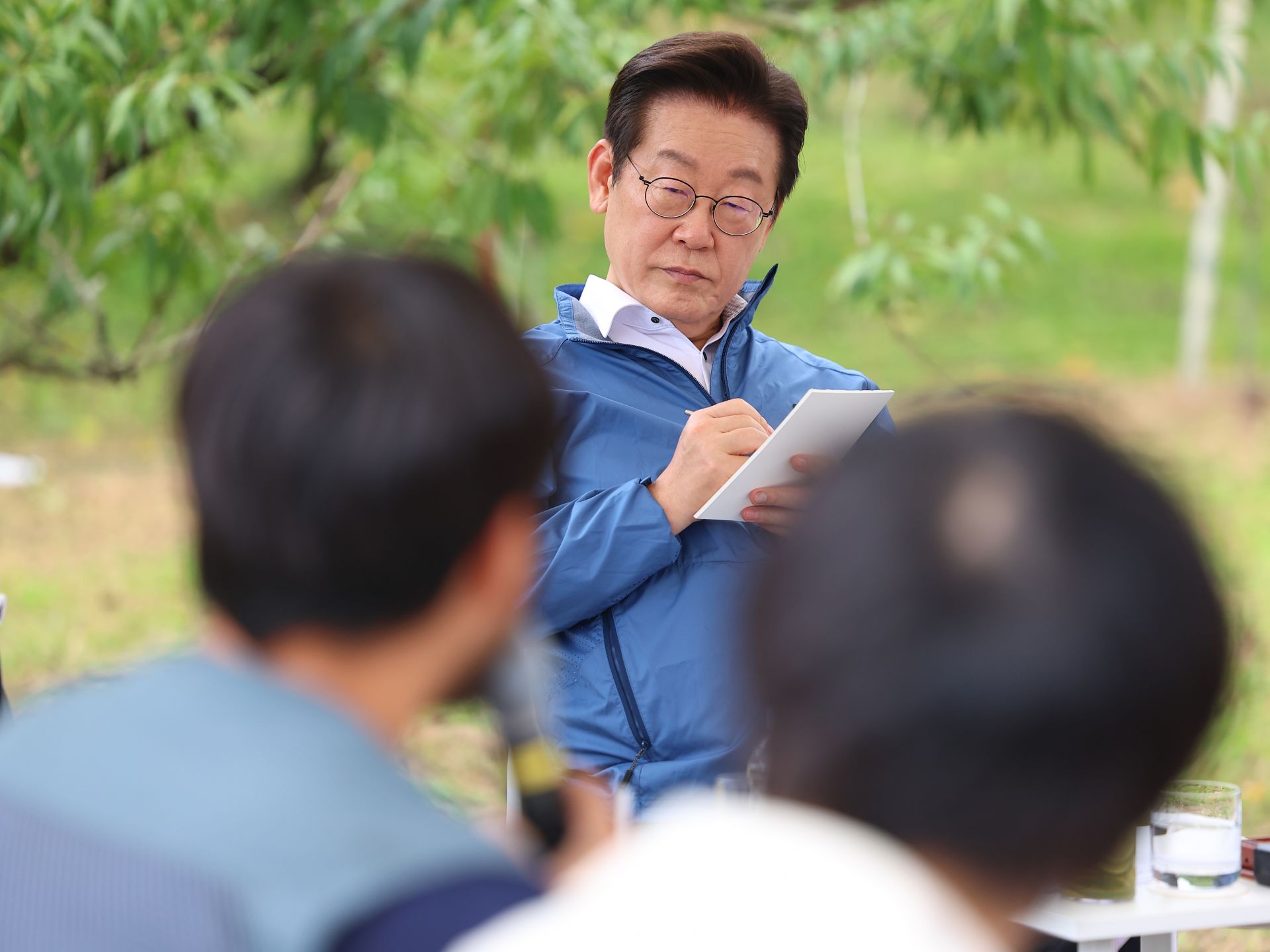 President Lee Jae-myung is attentively listening and taking notes on the remarks of participants at the Youth Farmers Meeting held at Joil Farm in Jeondong-myeon, Sejong City on September 16, 2025. Photo by Yonhap News Agency