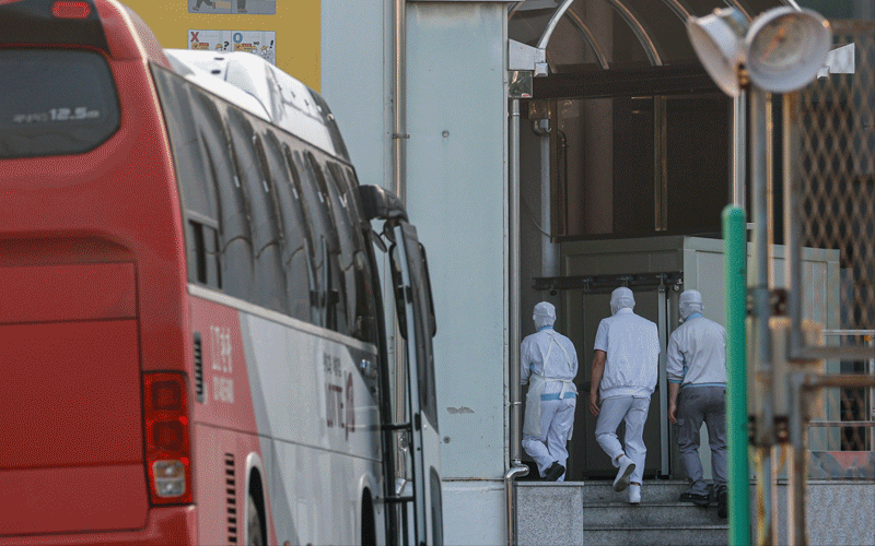President Lee Jae-myung visited the SPC Samlip factory in Siwha, where a worker died due to being caught in machinery, and pointed out problems with the night shift system and labor intensity, urging improvements.SPC, which had not reformed the work system even after the worker's death, announced measures to limit night shifts for production workers to within 8 hours and to increase night shift allowances.