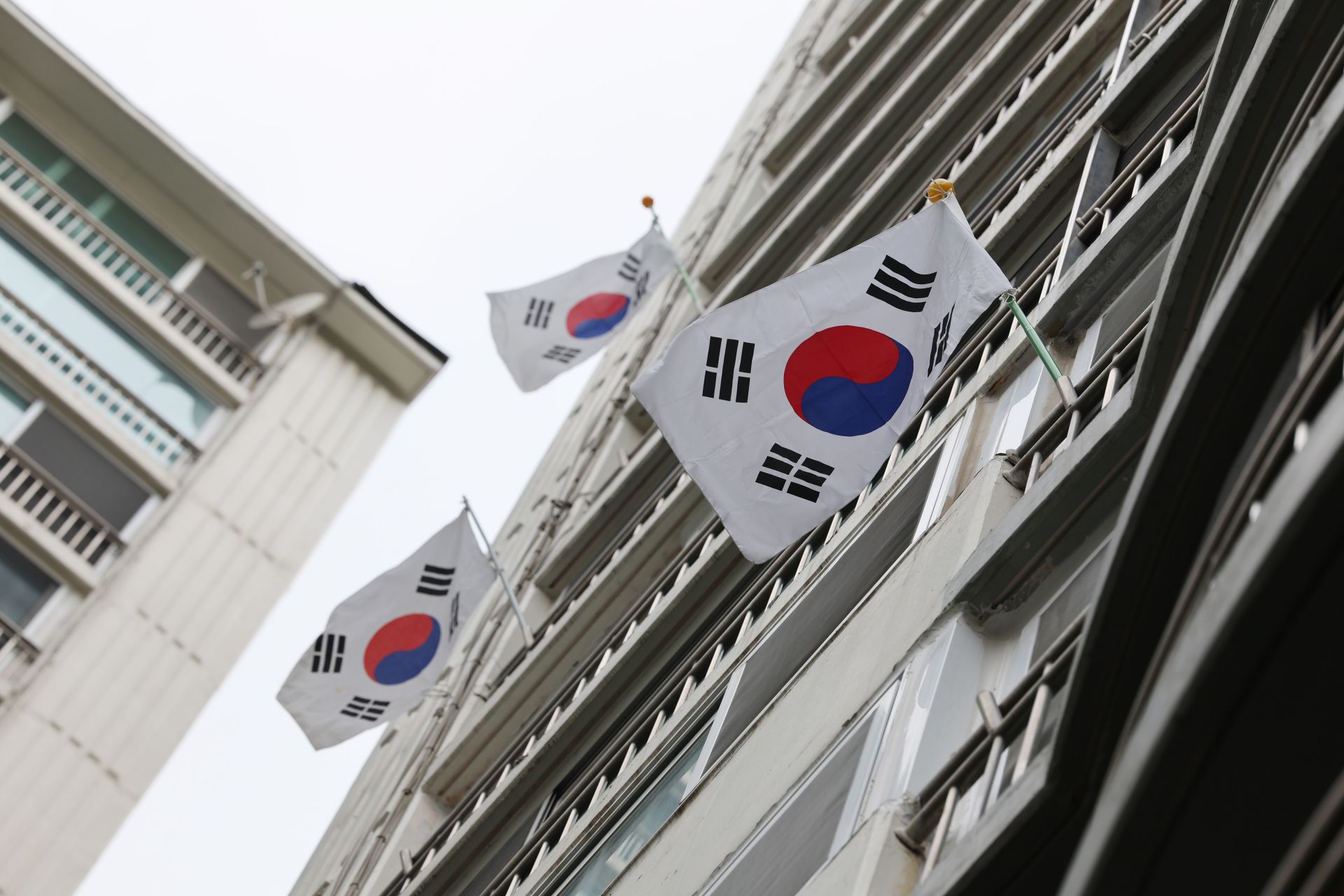 광복 80주년을 맞아 서울의 한 아파트에 태극기가 게양되어 있다.