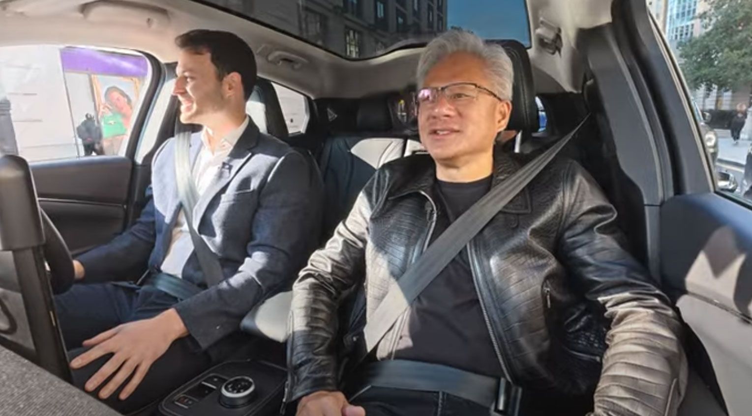 황 CEO는 "영국은 AI 기술력에 너무 겸손하다. 영국의 첫 1조달러 기업은 AI에서 나올 것"이라고 말했습니다.