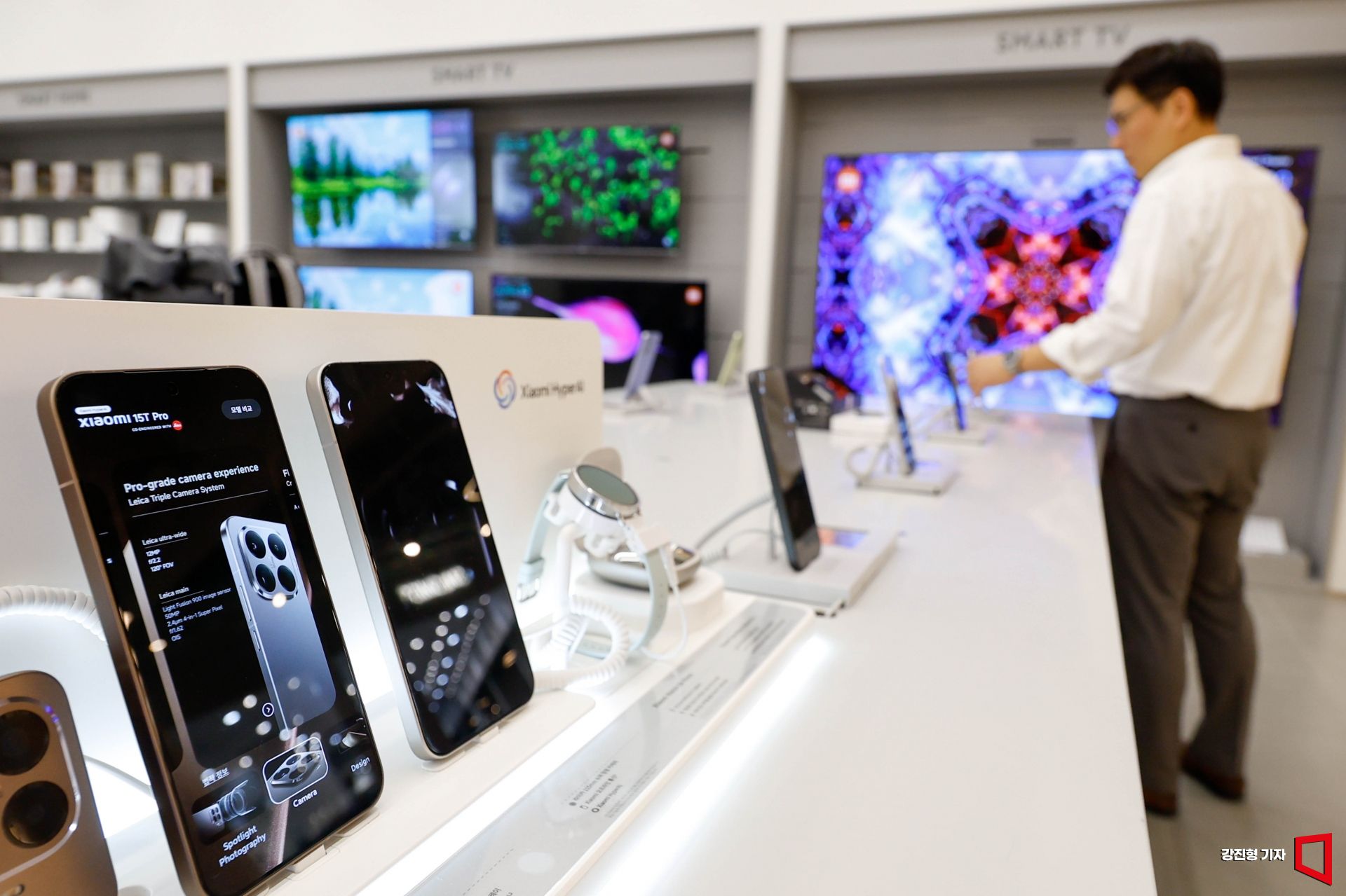 서울 광진구 샤오미 스토어 NC이스트폴 구의점에서 샤오미 15T프로가 전시돼 있다. 강진형 기자