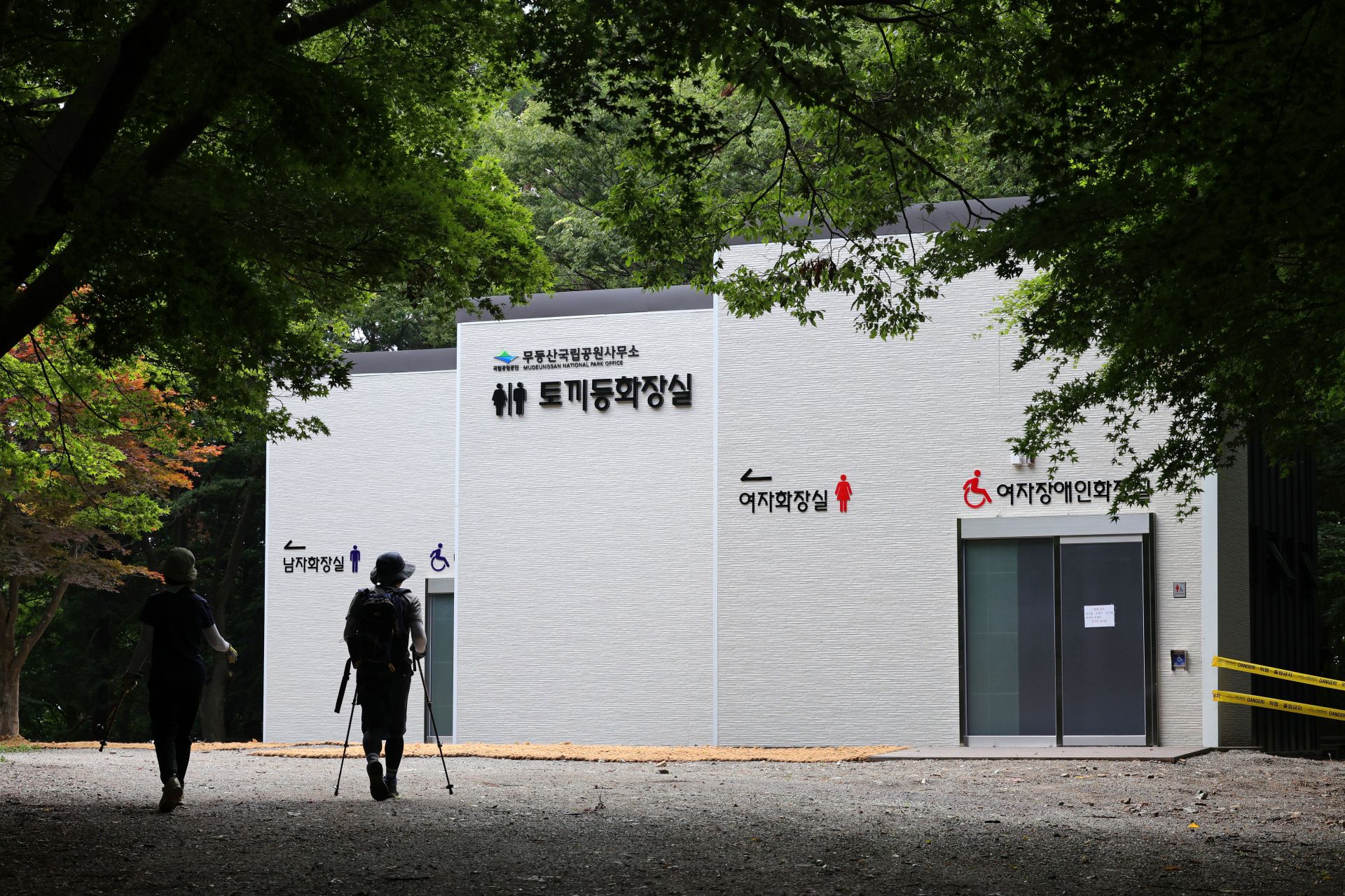 외국인 “무료·청결 놀라워”  레딧서 ‘한국 화장실 찬사’  지하철역·카페도 개방형 문화  유럽선 유료·미국은 관리 부실  법으로 관리된 ‘화장실 강국’