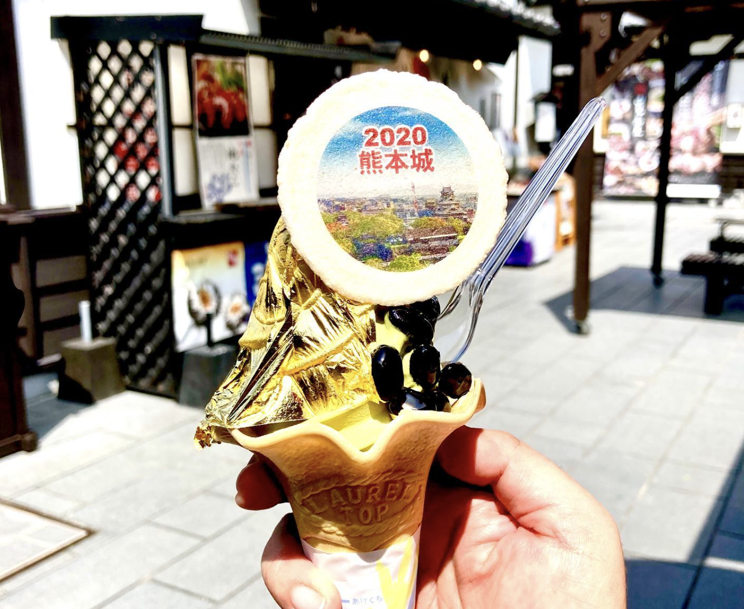 오차노 이즈미엔의 대표 메뉴인 금박 소프트 아이스크림.  오차노 이즈미엔 인스타그램 캡처