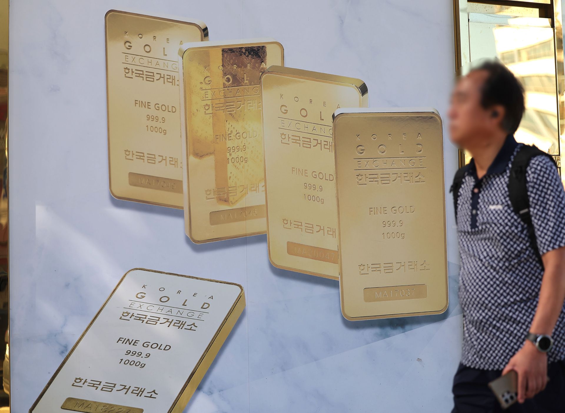 Ochano Izumien is a famous dessert spot in the Kumamoto region of Japan. In particular, the 'Gold Leaf Soft Cream' has become the signature menu item of this shop and is known among tourists as an "ice cream enjoyed with the eyes."