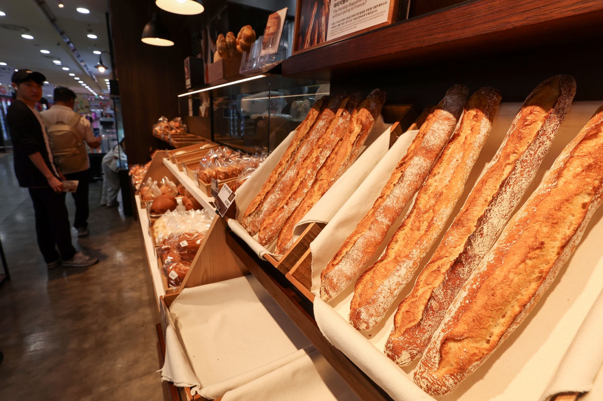 According to the 'Bakery Market Trend Report' released by Korea Credit Data (KCD), the most frequently purchased bread in the first half of this year was salt bread (15.7%). Next were sandwiches (15.0%), white bread (7.2%), croissants (5.3%), and bagels (5.2%).