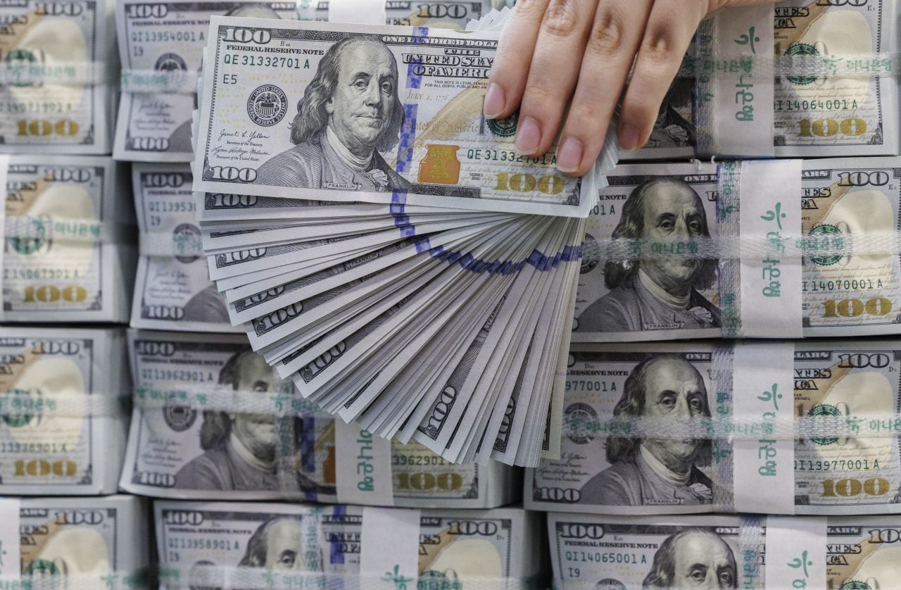 기요사키는 미국 달러 가치 하락을 경고하면서 "법정화폐는 정부가 인쇄 버튼을 누르면 무한히 늘어나는 구조"라며 "하드 자산만이 진정한 부의 보존 수단"이라고 강조했다.