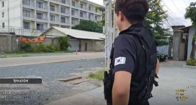 An internet broadcaster holding a solo protest at the Cambodian Yuanqu Complex. Online community