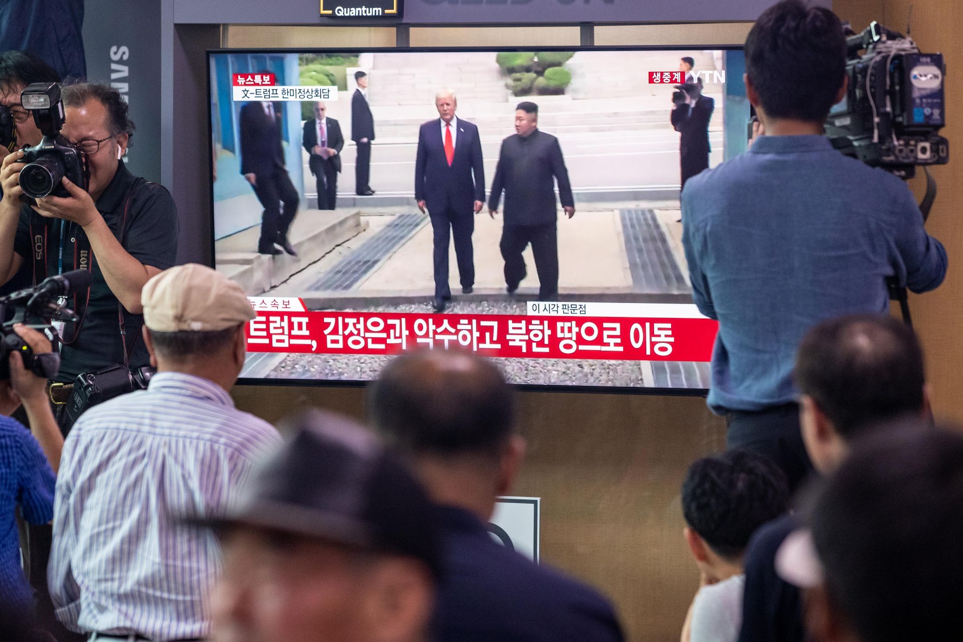 김정은 북한 국무위원회 위원장과 도널드 트럼프 대통령이 판문점에서 회동이 이루어진 30일 서울역 대합실에서 시민들이 관련 뉴스를 보고 있다./강진형 기자aymsdream@
