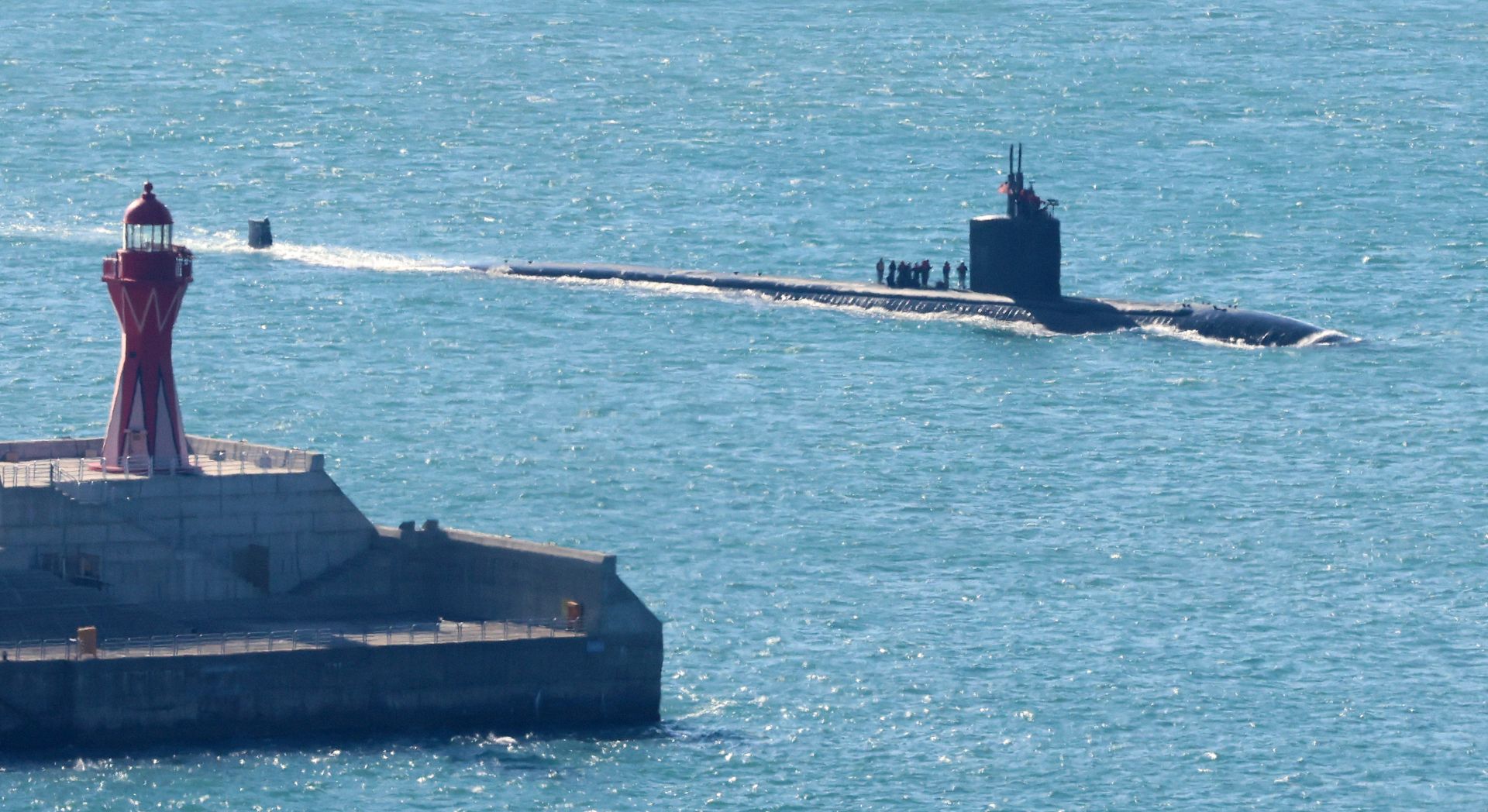 미국 해군 로스앤젤레스급 핵 추진 잠수함 '알렉산드리아함'(SSN-757·6900t급)이 2월 오전 부산 남구 해군작전사령부 부산작전기지에 입항하고 있다. 국내에 처음 입항하는 이 잠수함은 길이 110m, 폭 10m, 승조원 140여 명 규모이다. 2025.2.10    연합뉴스