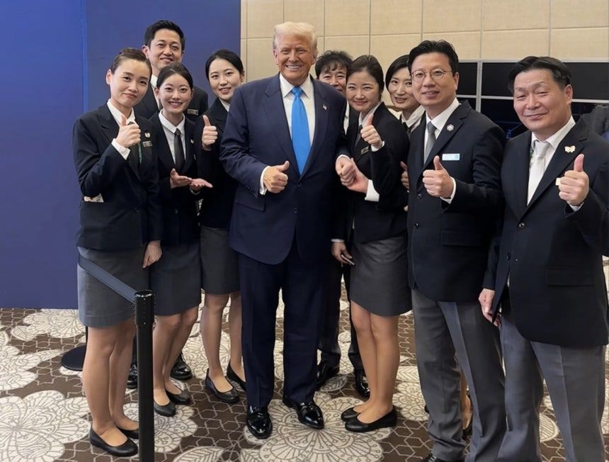 President Trump of the United States posing for a commemorative photo with staff at the Gyeongju Hilton Hotel. Photo by Yonhap News