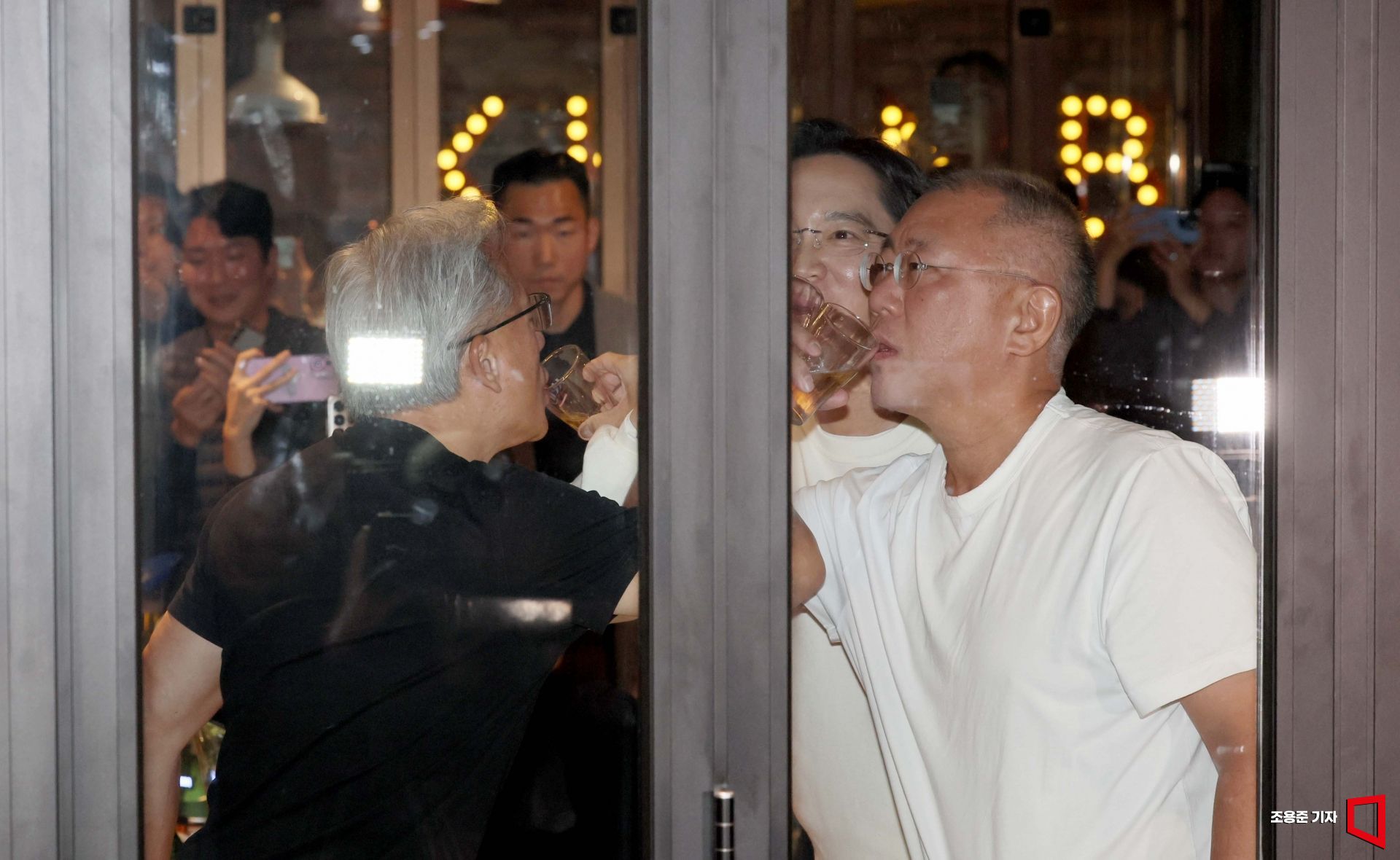 이날의 하이라이트였던 '러브샷'을 제안한 것은 정 회장이었다. 화기애애한 분위기로 술잔이 오가던 중 정 회장은 갑자기 일어나 "제가 러브샷을 제안합니다"고 말했고, 주위에서는 환호가 쏟아졌다. 이어 황 CEO와 이 회장이 일어났고, 세 명은 팔을 걸고 러브샷을 했다. 황 CEO는 "맛있다"를 연발했고, 이 회장은 쓴맛을 느꼈는지 눈을 찡끗하기도 했다.
