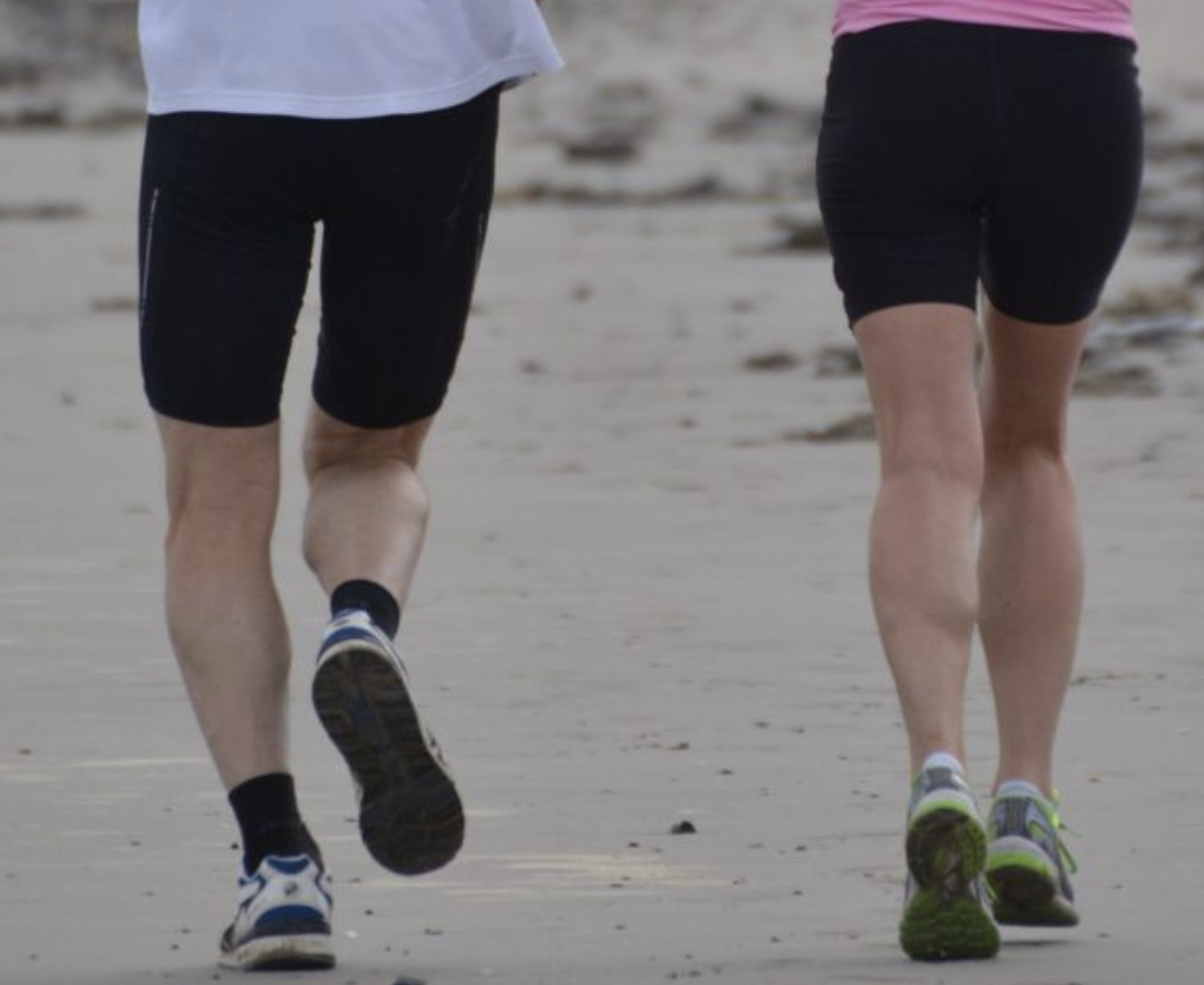 하루 3,000~5,000보를 걷는 그룹: 인지 기능 저하 속도가 평균 3년 늦춰짐  하루 5,000~7,500보를 걷는 그룹: 최대 7년까지 인지 저하가 지연됨  거의 걷지 않은 그룹: 타우 단백질이 빠르게 쌓이고 기억력 저하도 더 빠르게 진행됨