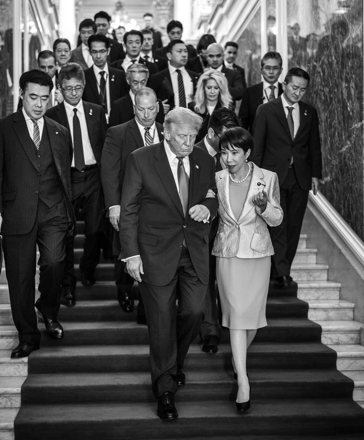 "우리가 야스쿠니 참배를 어정쩡하게 하니까 한국이 기어오르는 것"