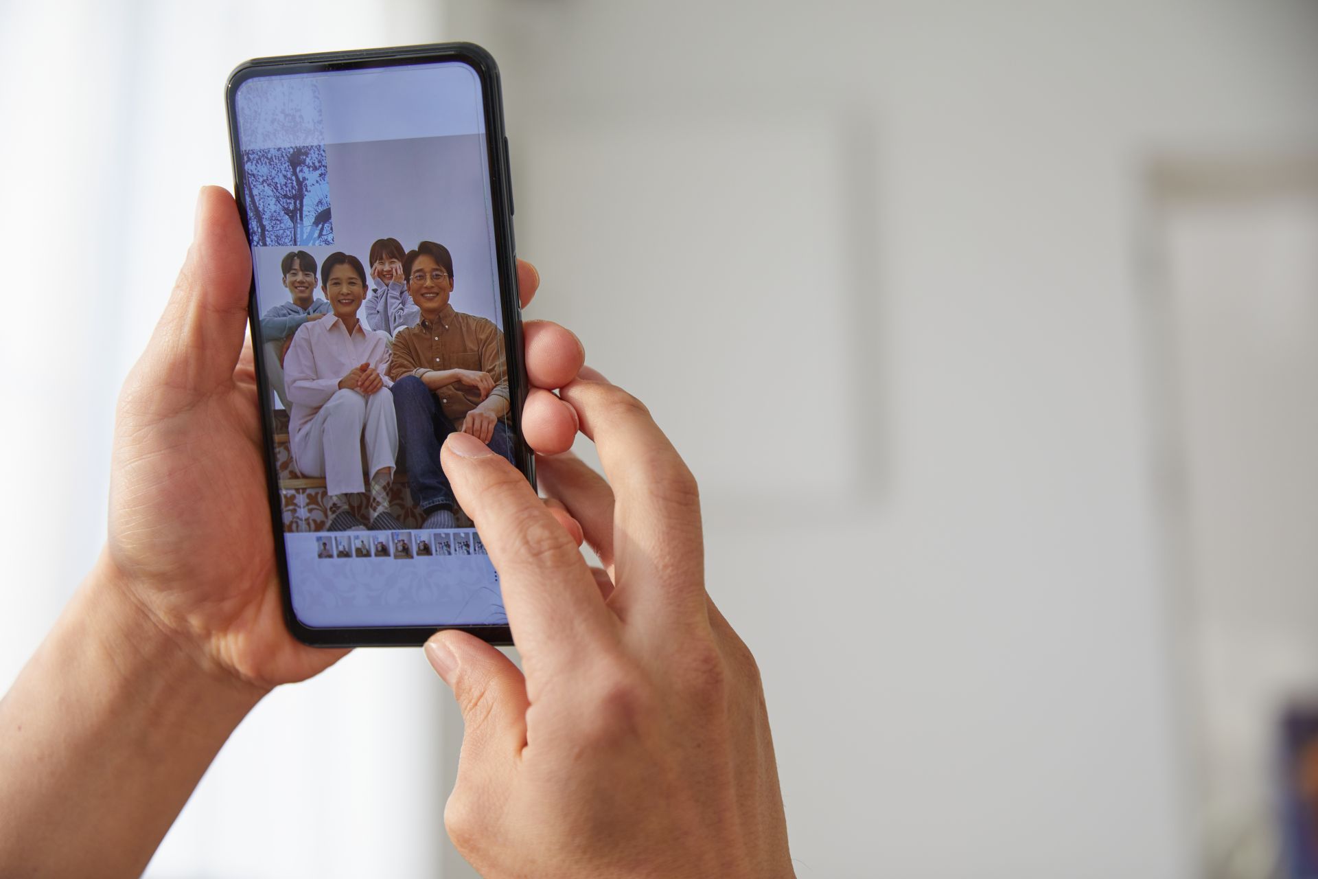 Lee Geonhak (55), a goose dad who sent his family to Canada for studying abroad, said, "I am sending an additional 200,000 to 300,000 won on top of the 2 million won monthly rent," adding, "On top of that, I also send 1 million won for living expenses, so it is definitely a burden."