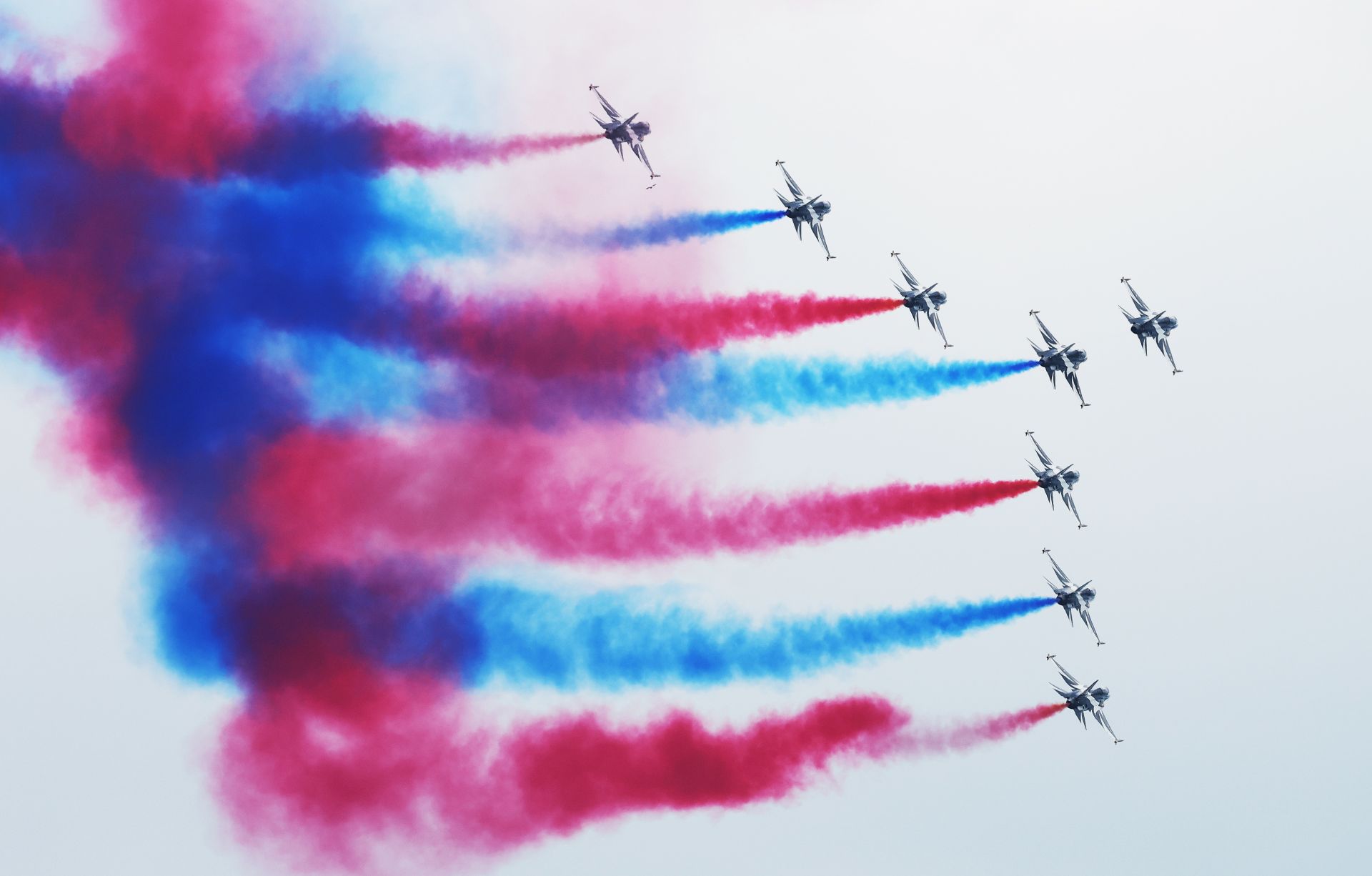 At the "Space Challenge 2025 in Suwon" held last May at the 10th Fighter Wing of the Air Force in Suwon, Gyeonggi Province, the Air Force's special flight team Black Eagles performed aerobatic flight. Photo by Yonhap News Agency