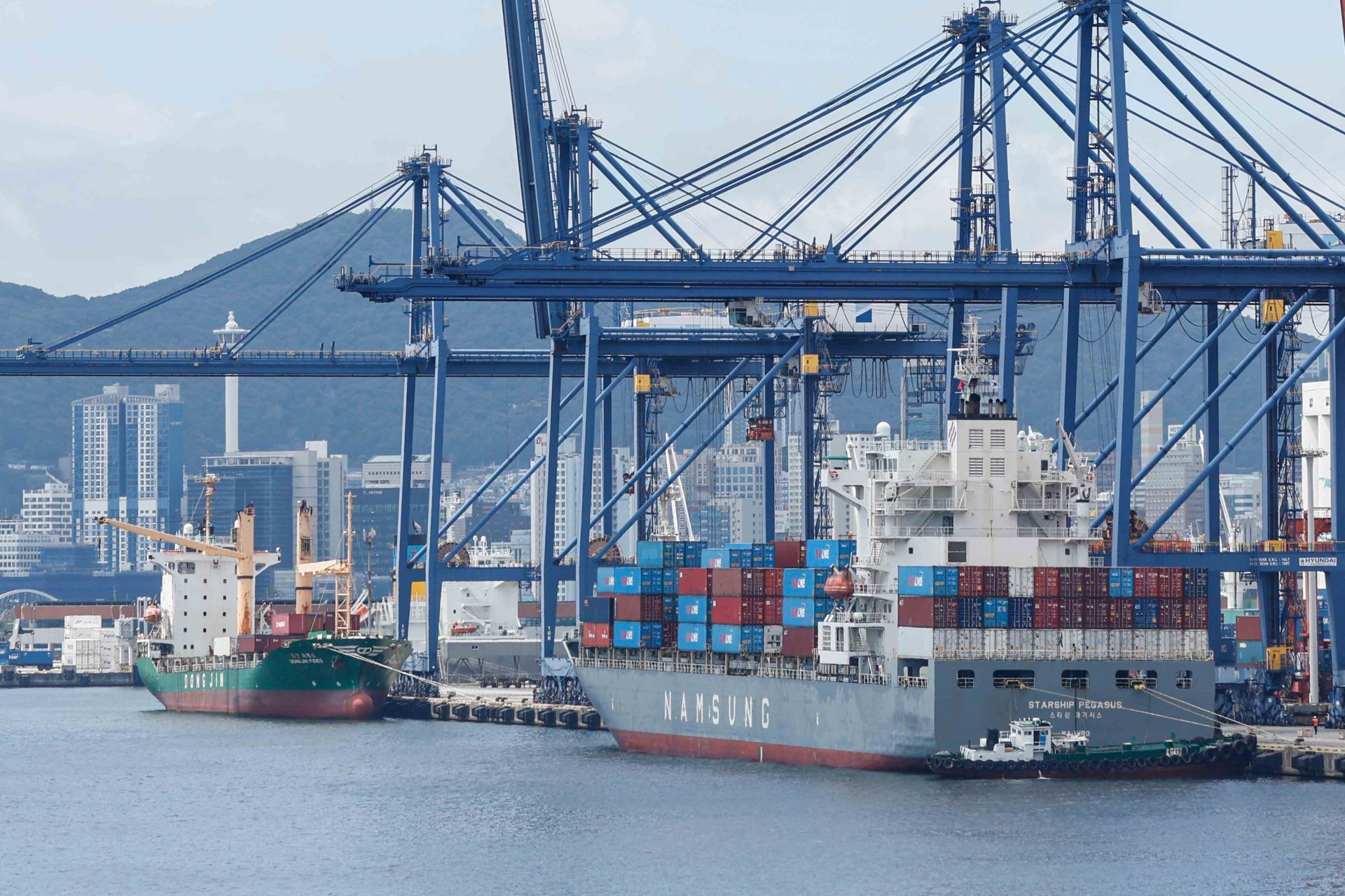 Cargo is piled up on a container ship docked at Busan Port. Photo by Kang Jin-hyung