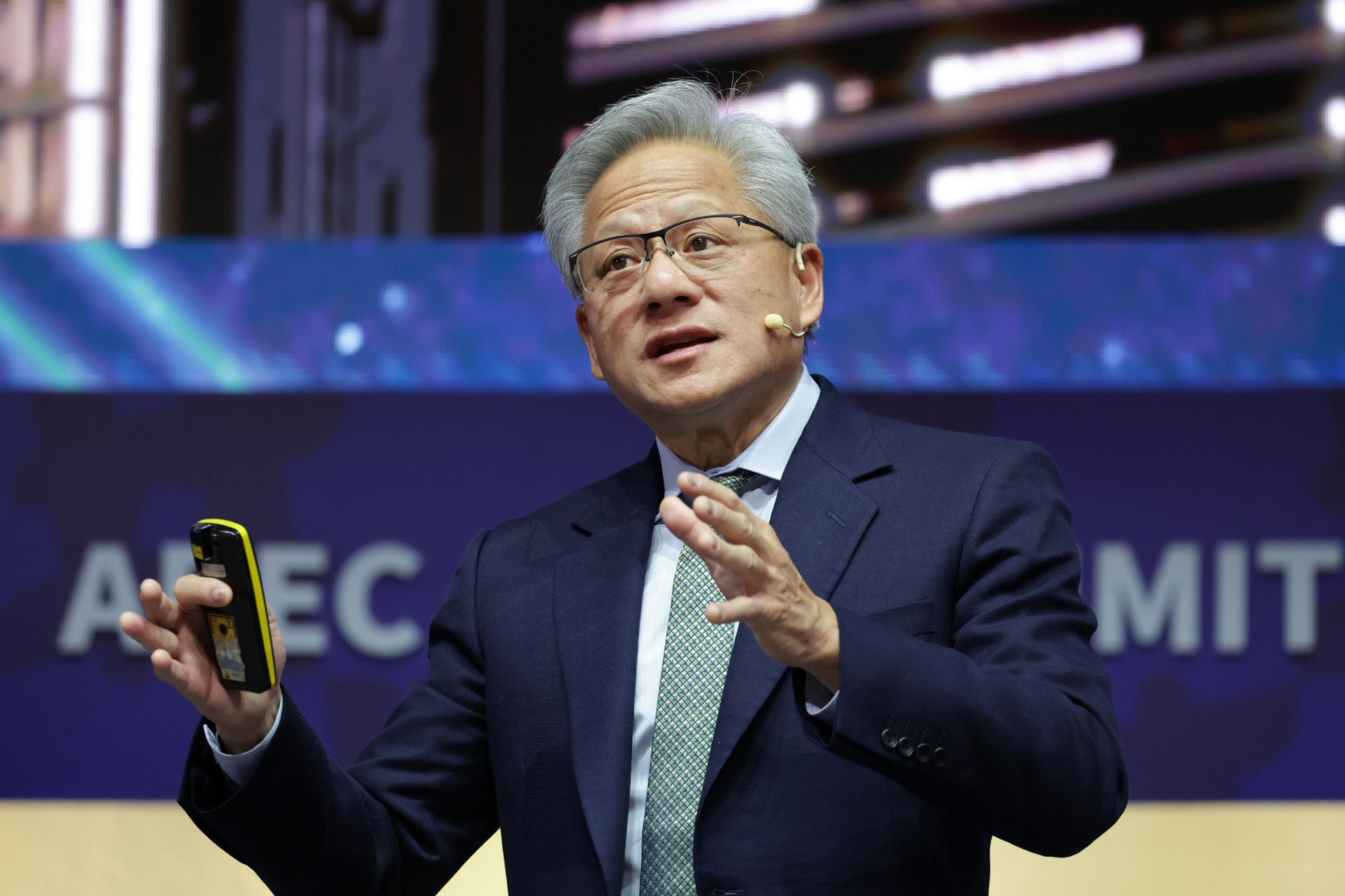 Ross Mayfield, investment strategist at Baird, stated, "It is important to confirm that demand for Nvidia still exists and is not slowing down," adding, "If the chip demand outlook declines even slightly, the market will react negatively."