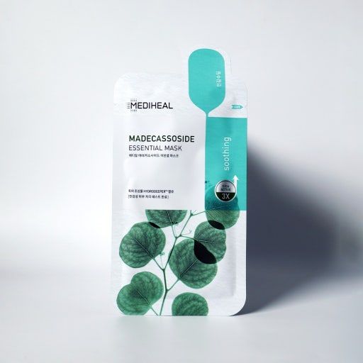 보그는 "98% 고순도 마데카소사이드가 함유되어 있어, 장거리 비행이나 피로 누적으로 붉고 민감해진 피부에 즉각적인 진정 효과를 준다"고 설명했다.