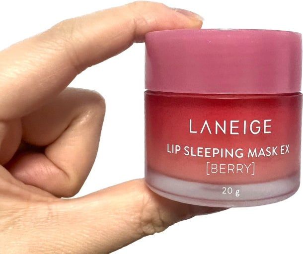 립 마스크는 라네즈의 립 슬리핑 마스크를 추천했다. 이 제품은 비타민 C와 코코넛 오일이 함유되어 있어 자기 전 듬뿍 바르면 아침에 입술이 촉촉하고 부드럽게 유지된다고 보그는 설명했다.