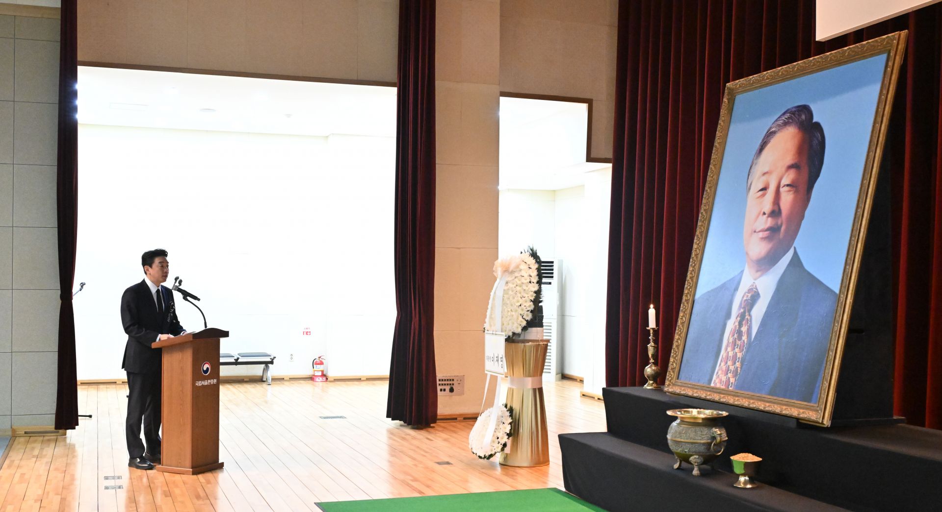 강훈식 대통령 비서실장이 21일 서울 동작구 국립서울현충원에서 열린 고 김영삼 전 대통령 서거 10주기 추모식에서 이재명 대통령의 추모사를 대독하고 있다. 2025.11.21 연합뉴스