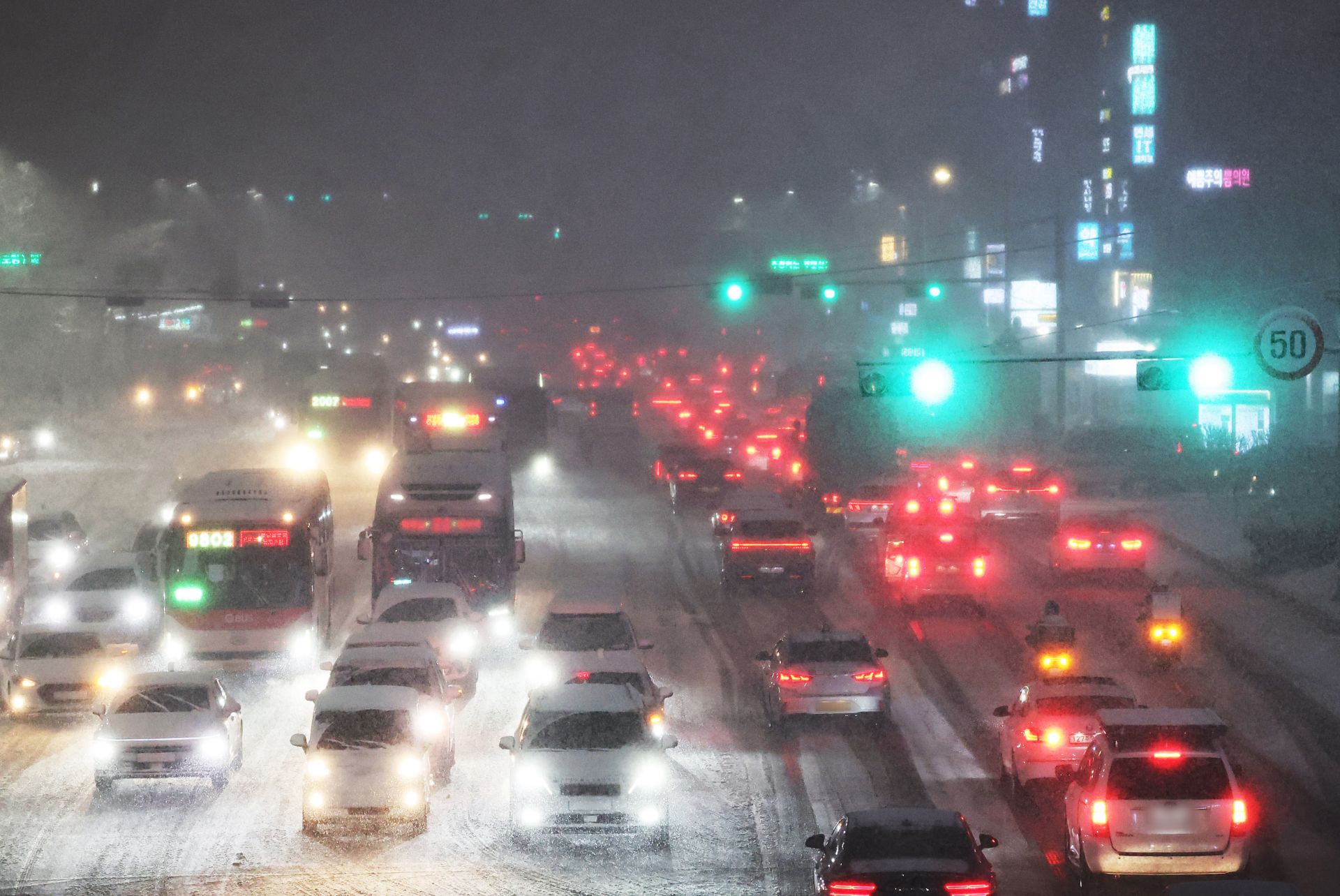 On the 4th, vehicles were moving slowly on Deokyeong-daero in front of Suwon Station, Paldal-gu, Suwon-si, Gyeonggi-do. Photo by Yonhap News.