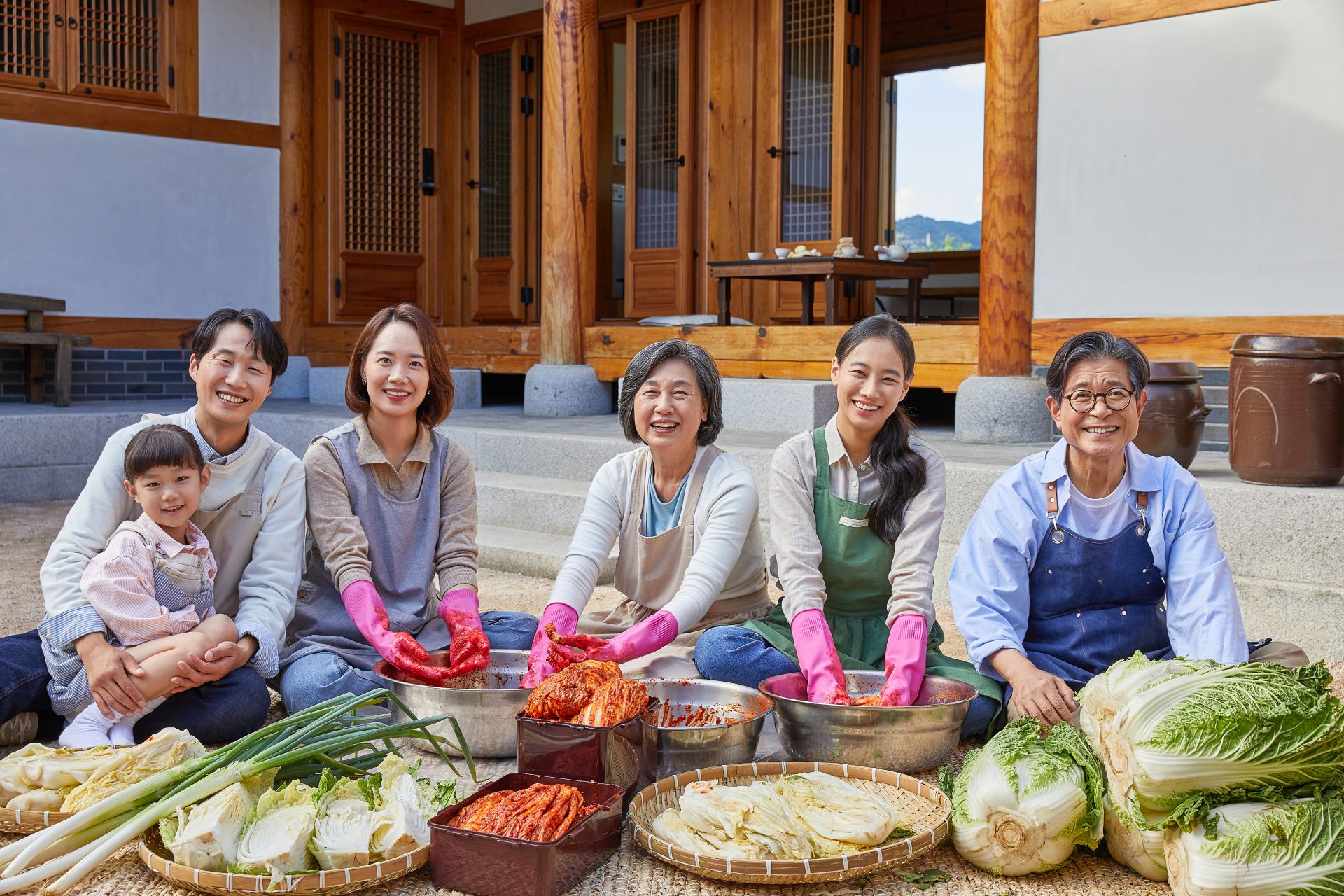 기나긴 겨울을 나기 위해 대량의 김치를 담그는 '김장'은 한국의 전통 식문화로, 지역별로 차이가 있으나 11월 중순부터 12월 중순까지 본격적인 김장철이 시작된다. 과거에는 가정에서 직접 배추를 절여 김장을 준비했으나, 최근에는 시간과 노동력 절감을 위해 완제품 형태의 절임배추를 구매하는 가구가 증가하고 있다.