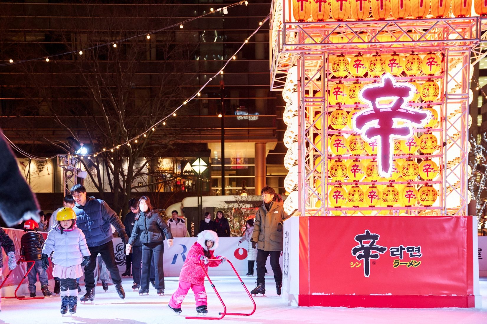 Nongshim's flagship ramen 'Shin Ramyun' 40th anniversary Expected cumulative sales of 42.5 billion units this year Length equivalent to wrapping around the Earth's circumference 42,500 times