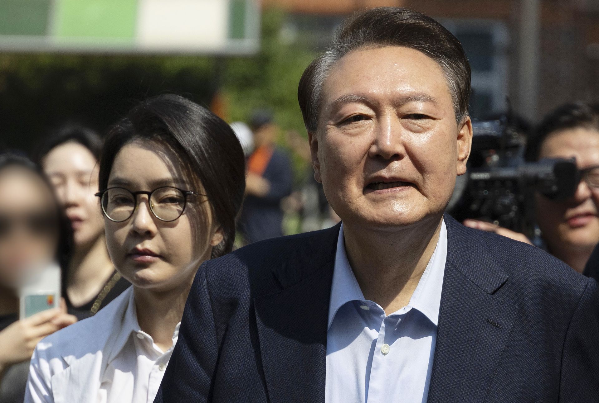 21대 대통령 선거일인 지난해 6월 3일 윤석열 전 대통령과 김건희 여사가  서울 서초구 원명초등학교에 마련된 서초4동 제3투표소에서 투표를 마친 뒤 차량으로 향하고 있다. 연합뉴스