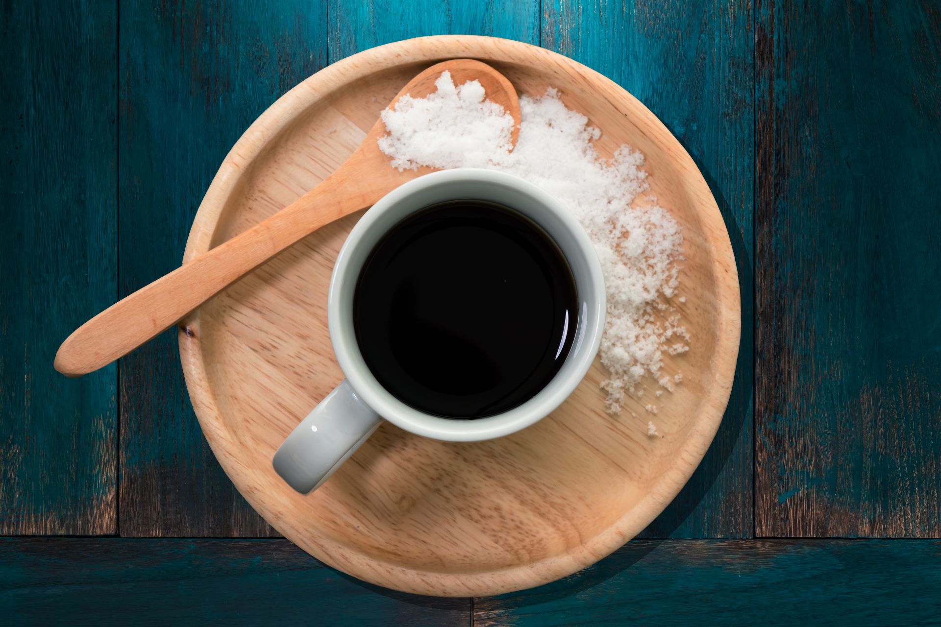 ‘설탕 대신 소금’ 커피 트렌드 확산 ■소금이 쓴맛 인식을 완화하는 효과 ■건강상 장점은 입증되지 않아 ■"반복될 경우 염분 섭취가 늘어날 수 있어"