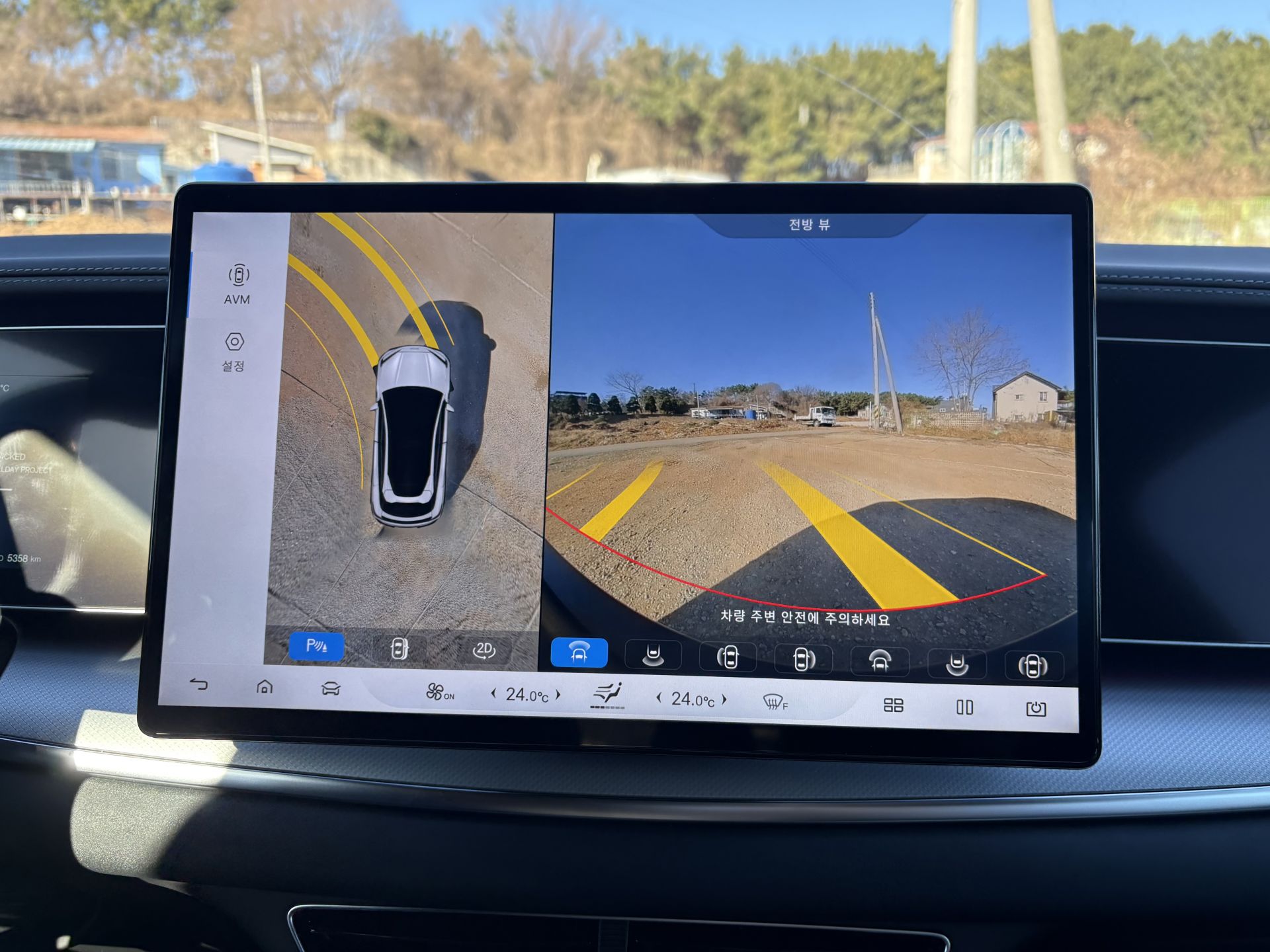 However, since the physically pressable buttons have been minimized, caution is needed until you become familiar with the system. There was a time when I panicked after pressing the wrong button in an emergency situation while driving because the dashboard layout is different from that of a typical vehicle. For reference, the hazard light button is the physical button closest to the driver among the five buttons located below the line of sight.