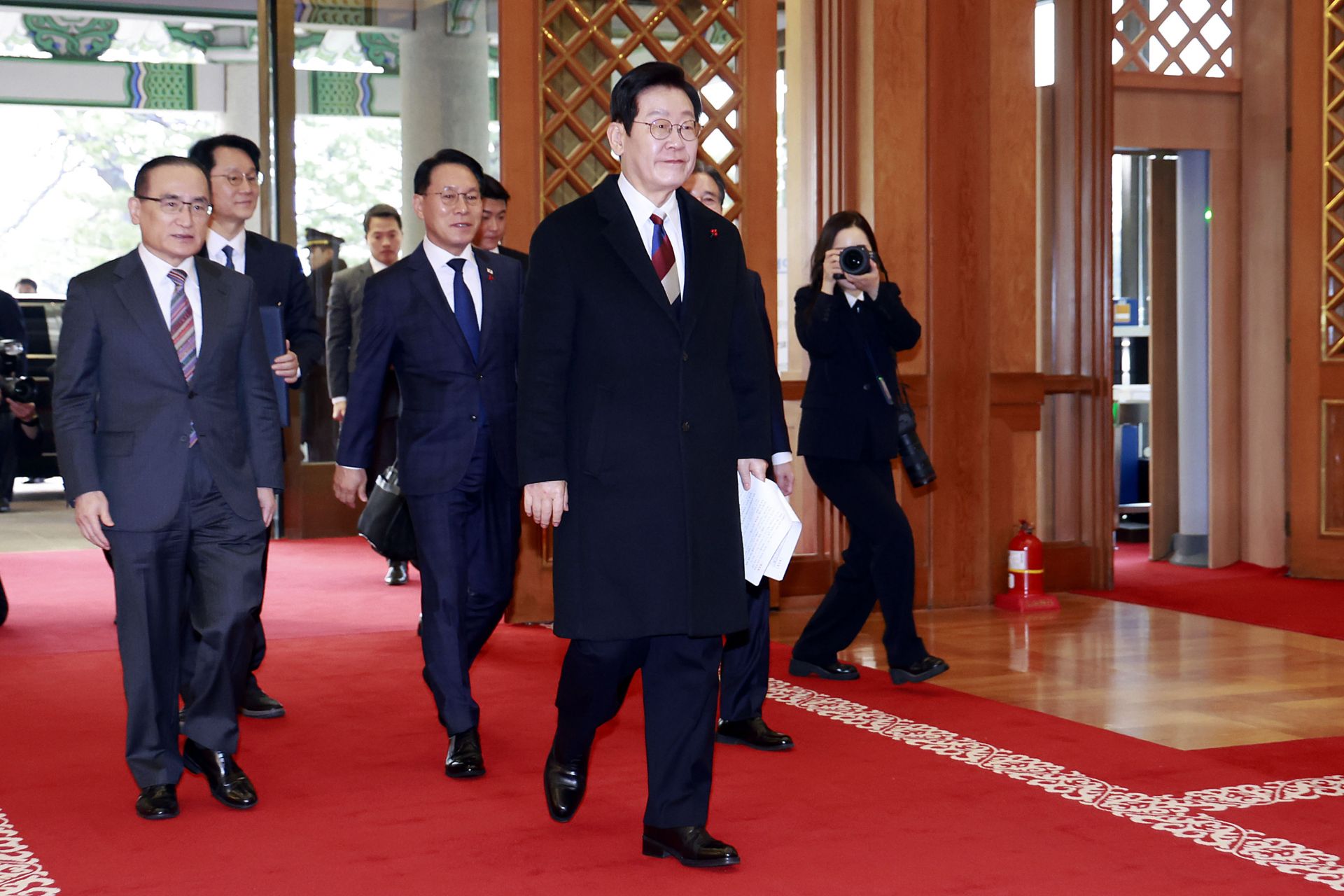 이재명 대통령이 29일 대통령실 이전 작업이 마무리된 청와대 본관으로 첫 출근하고 있다. 2025.12.29 연합뉴스